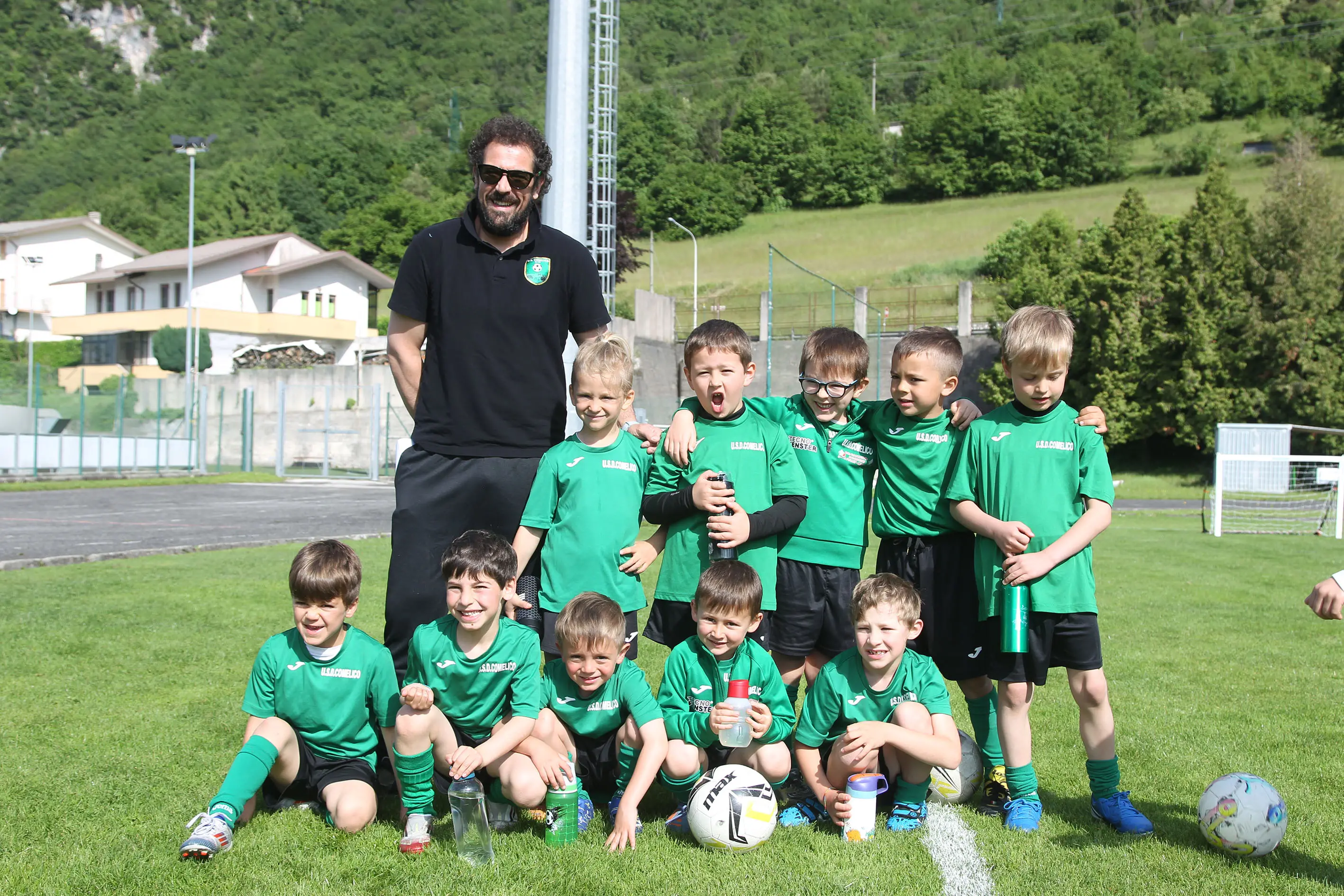 Oltre 400 bambini in campo ieri a Ponte nelle Alpi, in occasione del doppio raduno di fine stagione organizzato dalla Delegazione di Belluno della Figc in collaborazione con il Ponte Alpi allo stadio “Umberto Orzes”. Al mattino spazio ai Piccoli Amici, per il quale erano presenti 26 squadre in rappresentanza di 16 società. Nel dettaglio, schieravano tre formazioni Dolomiti Bellunesi e Comelico, mentre due formazioni a testa erano proposte da Alpago, Borgo Valbelluna, Cavarzano, LG Valbelluna, Pedavena e Plavis. Una compagine ciascuna invece per Cadore, Castion, Fiori Barp, Juventina Mugnai, Limana, Longarone Alpina, Ponte Alpi e Sois. Nel pomeriggio ecco protagonisti i Primi Calci, con un totale di 40 squadre in rappresentanza di 21 società. In particolare, tre le formazioni mandate in campo da Dolomiti Bellunesi, LG Valbelluna e Plavis, due ciascuno da Agordina, Alpago, Borgo Valbelluna, Cadore, Castion, Cavarzano, Comelico, Fiori Barp, Juventina Mugnai, Limana, Longarone Alpina, Pedavena e Ponte Alpi, una a testa per Arsiè, Cortina, Domegge, Sois e Valboite.