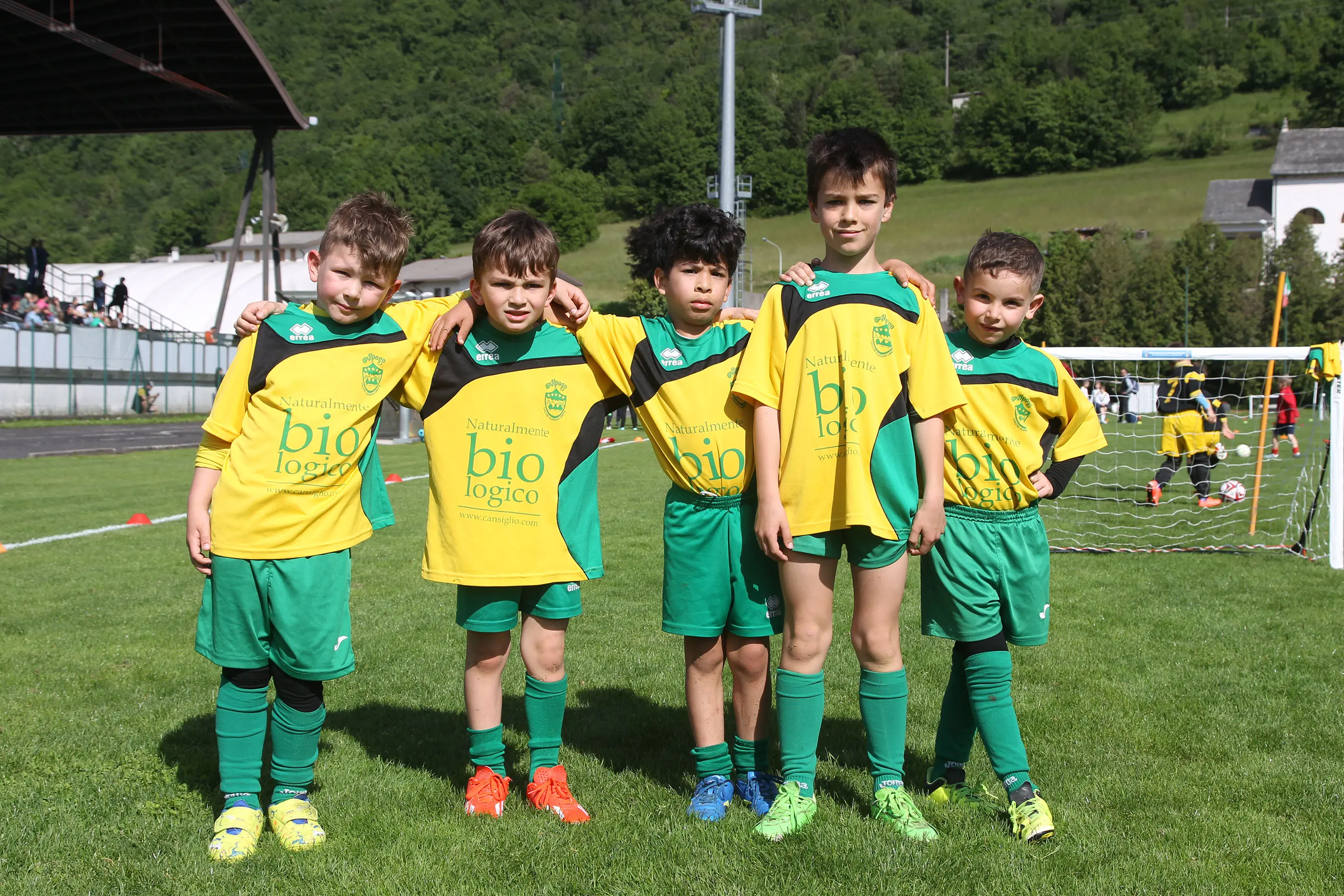 Oltre 400 bambini in campo ieri a Ponte nelle Alpi, in occasione del doppio raduno di fine stagione organizzato dalla Delegazione di Belluno della Figc in collaborazione con il Ponte Alpi allo stadio “Umberto Orzes”. Al mattino spazio ai Piccoli Amici, per il quale erano presenti 26 squadre in rappresentanza di 16 società. Nel dettaglio, schieravano tre formazioni Dolomiti Bellunesi e Comelico, mentre due formazioni a testa erano proposte da Alpago, Borgo Valbelluna, Cavarzano, LG Valbelluna, Pedavena e Plavis. Una compagine ciascuna invece per Cadore, Castion, Fiori Barp, Juventina Mugnai, Limana, Longarone Alpina, Ponte Alpi e Sois. Nel pomeriggio ecco protagonisti i Primi Calci, con un totale di 40 squadre in rappresentanza di 21 società. In particolare, tre le formazioni mandate in campo da Dolomiti Bellunesi, LG Valbelluna e Plavis, due ciascuno da Agordina, Alpago, Borgo Valbelluna, Cadore, Castion, Cavarzano, Comelico, Fiori Barp, Juventina Mugnai, Limana, Longarone Alpina, Pedavena e Ponte Alpi, una a testa per Arsiè, Cortina, Domegge, Sois e Valboite.