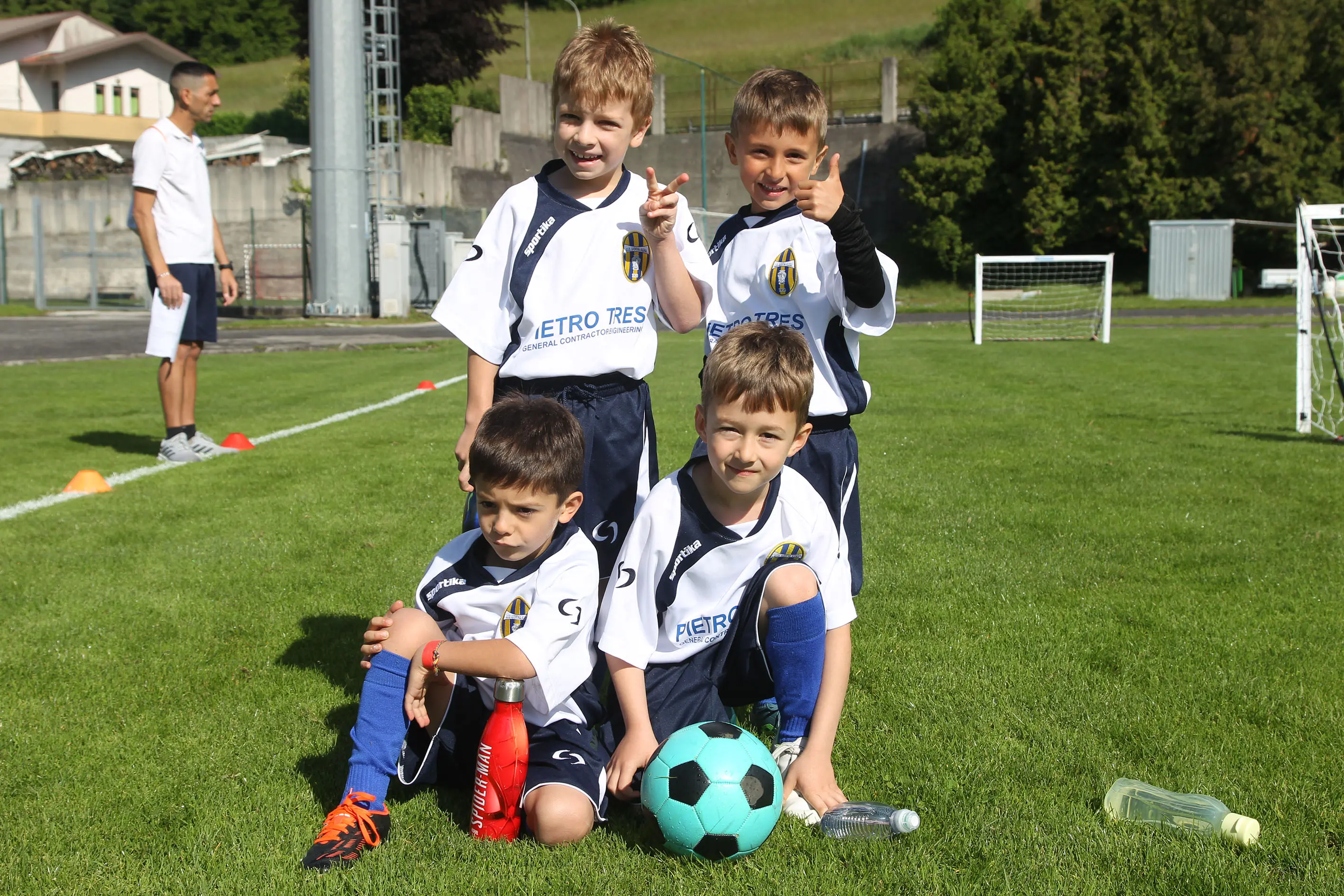 Oltre 400 bambini in campo ieri a Ponte nelle Alpi, in occasione del doppio raduno di fine stagione organizzato dalla Delegazione di Belluno della Figc in collaborazione con il Ponte Alpi allo stadio “Umberto Orzes”. Al mattino spazio ai Piccoli Amici, per il quale erano presenti 26 squadre in rappresentanza di 16 società. Nel dettaglio, schieravano tre formazioni Dolomiti Bellunesi e Comelico, mentre due formazioni a testa erano proposte da Alpago, Borgo Valbelluna, Cavarzano, LG Valbelluna, Pedavena e Plavis. Una compagine ciascuna invece per Cadore, Castion, Fiori Barp, Juventina Mugnai, Limana, Longarone Alpina, Ponte Alpi e Sois. Nel pomeriggio ecco protagonisti i Primi Calci, con un totale di 40 squadre in rappresentanza di 21 società. In particolare, tre le formazioni mandate in campo da Dolomiti Bellunesi, LG Valbelluna e Plavis, due ciascuno da Agordina, Alpago, Borgo Valbelluna, Cadore, Castion, Cavarzano, Comelico, Fiori Barp, Juventina Mugnai, Limana, Longarone Alpina, Pedavena e Ponte Alpi, una a testa per Arsiè, Cortina, Domegge, Sois e Valboite.