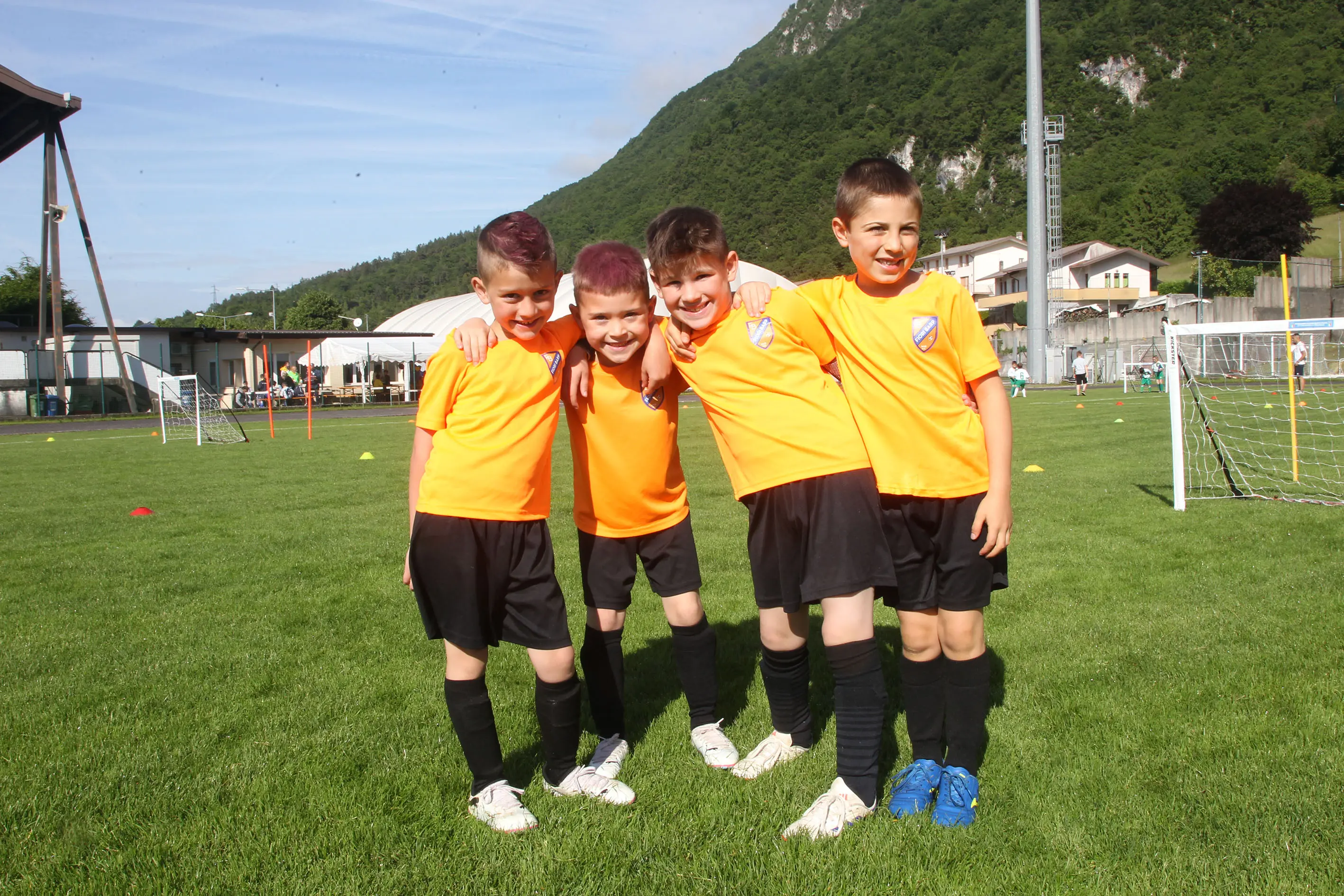 Oltre 400 bambini in campo ieri a Ponte nelle Alpi, in occasione del doppio raduno di fine stagione organizzato dalla Delegazione di Belluno della Figc in collaborazione con il Ponte Alpi allo stadio “Umberto Orzes”. Al mattino spazio ai Piccoli Amici, per il quale erano presenti 26 squadre in rappresentanza di 16 società. Nel dettaglio, schieravano tre formazioni Dolomiti Bellunesi e Comelico, mentre due formazioni a testa erano proposte da Alpago, Borgo Valbelluna, Cavarzano, LG Valbelluna, Pedavena e Plavis. Una compagine ciascuna invece per Cadore, Castion, Fiori Barp, Juventina Mugnai, Limana, Longarone Alpina, Ponte Alpi e Sois. Nel pomeriggio ecco protagonisti i Primi Calci, con un totale di 40 squadre in rappresentanza di 21 società. In particolare, tre le formazioni mandate in campo da Dolomiti Bellunesi, LG Valbelluna e Plavis, due ciascuno da Agordina, Alpago, Borgo Valbelluna, Cadore, Castion, Cavarzano, Comelico, Fiori Barp, Juventina Mugnai, Limana, Longarone Alpina, Pedavena e Ponte Alpi, una a testa per Arsiè, Cortina, Domegge, Sois e Valboite.
