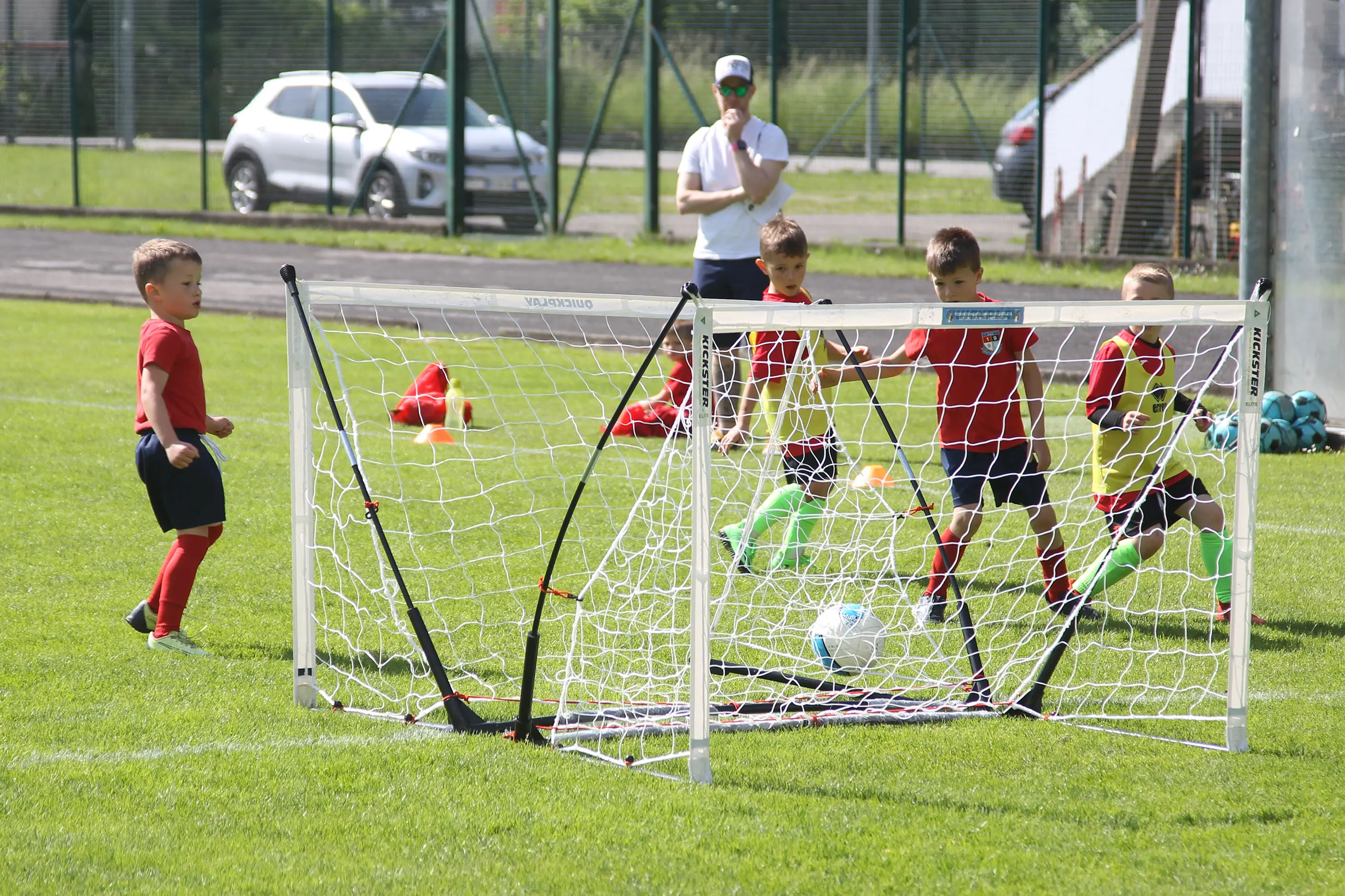 Oltre 400 bambini in campo ieri a Ponte nelle Alpi, in occasione del doppio raduno di fine stagione organizzato dalla Delegazione di Belluno della Figc in collaborazione con il Ponte Alpi allo stadio “Umberto Orzes”. Al mattino spazio ai Piccoli Amici, per il quale erano presenti 26 squadre in rappresentanza di 16 società. Nel dettaglio, schieravano tre formazioni Dolomiti Bellunesi e Comelico, mentre due formazioni a testa erano proposte da Alpago, Borgo Valbelluna, Cavarzano, LG Valbelluna, Pedavena e Plavis. Una compagine ciascuna invece per Cadore, Castion, Fiori Barp, Juventina Mugnai, Limana, Longarone Alpina, Ponte Alpi e Sois. Nel pomeriggio ecco protagonisti i Primi Calci, con un totale di 40 squadre in rappresentanza di 21 società. In particolare, tre le formazioni mandate in campo da Dolomiti Bellunesi, LG Valbelluna e Plavis, due ciascuno da Agordina, Alpago, Borgo Valbelluna, Cadore, Castion, Cavarzano, Comelico, Fiori Barp, Juventina Mugnai, Limana, Longarone Alpina, Pedavena e Ponte Alpi, una a testa per Arsiè, Cortina, Domegge, Sois e Valboite.