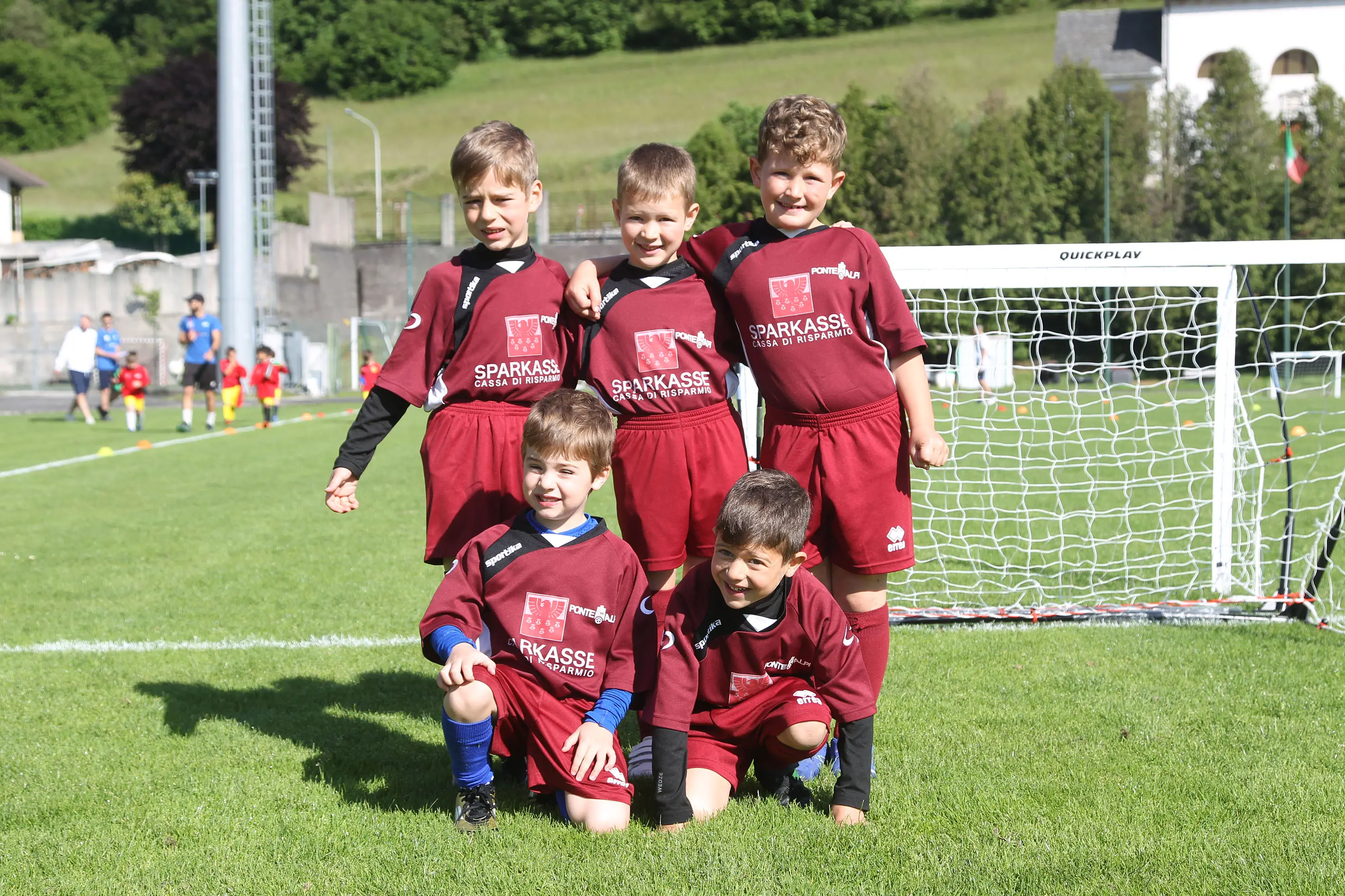 Oltre 400 bambini in campo ieri a Ponte nelle Alpi, in occasione del doppio raduno di fine stagione organizzato dalla Delegazione di Belluno della Figc in collaborazione con il Ponte Alpi allo stadio “Umberto Orzes”. Al mattino spazio ai Piccoli Amici, per il quale erano presenti 26 squadre in rappresentanza di 16 società. Nel dettaglio, schieravano tre formazioni Dolomiti Bellunesi e Comelico, mentre due formazioni a testa erano proposte da Alpago, Borgo Valbelluna, Cavarzano, LG Valbelluna, Pedavena e Plavis. Una compagine ciascuna invece per Cadore, Castion, Fiori Barp, Juventina Mugnai, Limana, Longarone Alpina, Ponte Alpi e Sois. Nel pomeriggio ecco protagonisti i Primi Calci, con un totale di 40 squadre in rappresentanza di 21 società. In particolare, tre le formazioni mandate in campo da Dolomiti Bellunesi, LG Valbelluna e Plavis, due ciascuno da Agordina, Alpago, Borgo Valbelluna, Cadore, Castion, Cavarzano, Comelico, Fiori Barp, Juventina Mugnai, Limana, Longarone Alpina, Pedavena e Ponte Alpi, una a testa per Arsiè, Cortina, Domegge, Sois e Valboite.