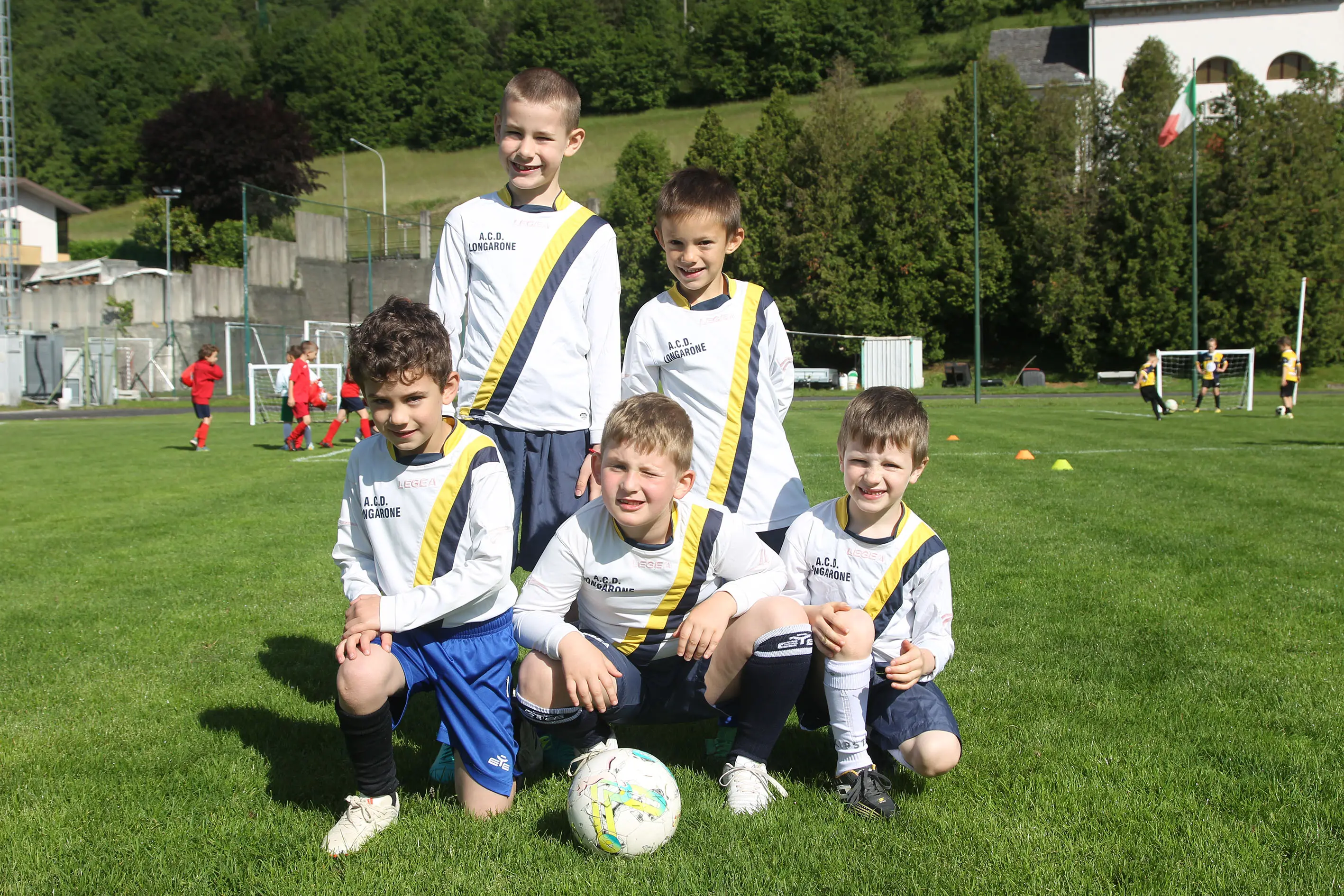 Oltre 400 bambini in campo ieri a Ponte nelle Alpi, in occasione del doppio raduno di fine stagione organizzato dalla Delegazione di Belluno della Figc in collaborazione con il Ponte Alpi allo stadio “Umberto Orzes”. Al mattino spazio ai Piccoli Amici, per il quale erano presenti 26 squadre in rappresentanza di 16 società. Nel dettaglio, schieravano tre formazioni Dolomiti Bellunesi e Comelico, mentre due formazioni a testa erano proposte da Alpago, Borgo Valbelluna, Cavarzano, LG Valbelluna, Pedavena e Plavis. Una compagine ciascuna invece per Cadore, Castion, Fiori Barp, Juventina Mugnai, Limana, Longarone Alpina, Ponte Alpi e Sois. Nel pomeriggio ecco protagonisti i Primi Calci, con un totale di 40 squadre in rappresentanza di 21 società. In particolare, tre le formazioni mandate in campo da Dolomiti Bellunesi, LG Valbelluna e Plavis, due ciascuno da Agordina, Alpago, Borgo Valbelluna, Cadore, Castion, Cavarzano, Comelico, Fiori Barp, Juventina Mugnai, Limana, Longarone Alpina, Pedavena e Ponte Alpi, una a testa per Arsiè, Cortina, Domegge, Sois e Valboite.