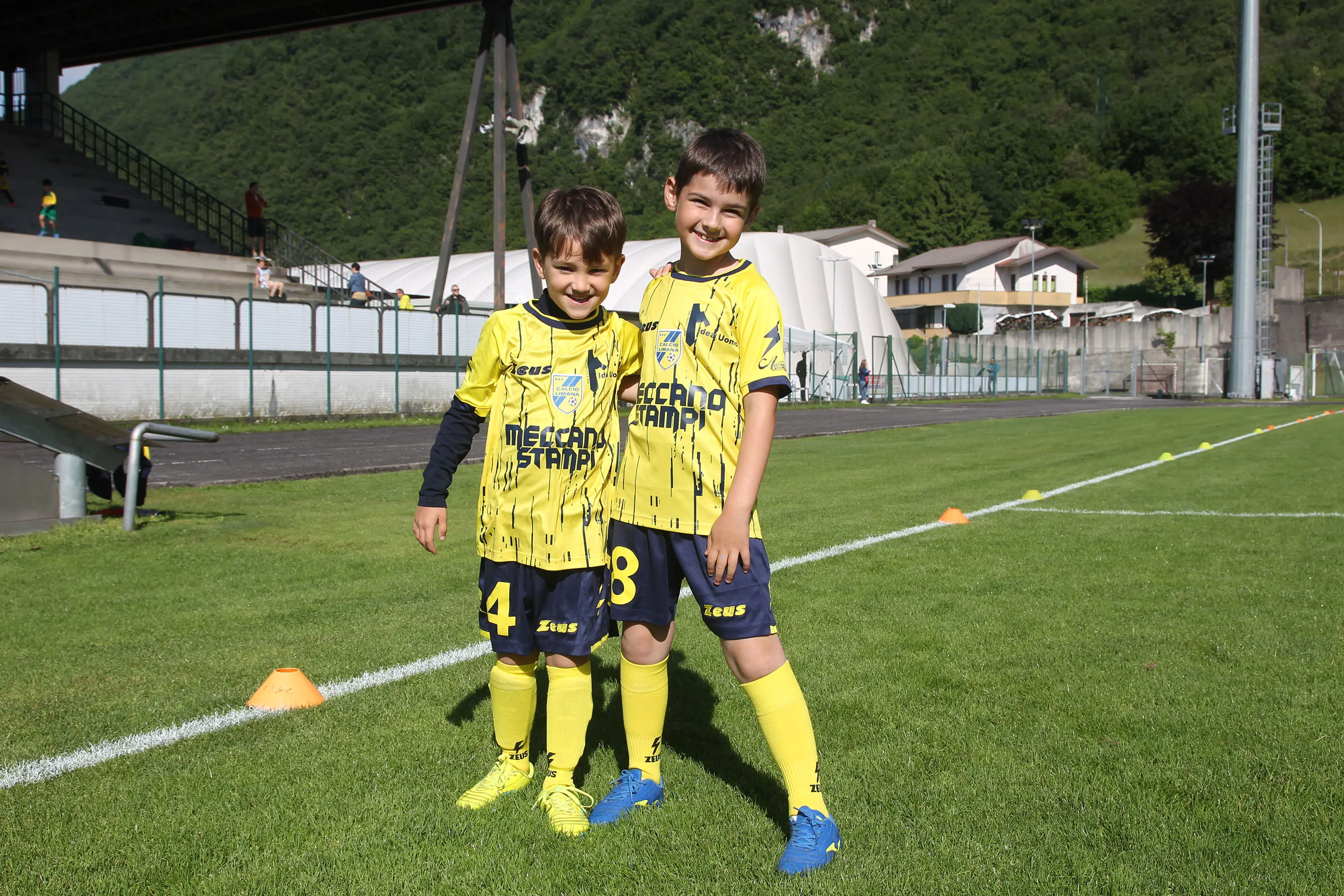 Oltre 400 bambini in campo ieri a Ponte nelle Alpi, in occasione del doppio raduno di fine stagione organizzato dalla Delegazione di Belluno della Figc in collaborazione con il Ponte Alpi allo stadio “Umberto Orzes”. Al mattino spazio ai Piccoli Amici, per il quale erano presenti 26 squadre in rappresentanza di 16 società. Nel dettaglio, schieravano tre formazioni Dolomiti Bellunesi e Comelico, mentre due formazioni a testa erano proposte da Alpago, Borgo Valbelluna, Cavarzano, LG Valbelluna, Pedavena e Plavis. Una compagine ciascuna invece per Cadore, Castion, Fiori Barp, Juventina Mugnai, Limana, Longarone Alpina, Ponte Alpi e Sois. Nel pomeriggio ecco protagonisti i Primi Calci, con un totale di 40 squadre in rappresentanza di 21 società. In particolare, tre le formazioni mandate in campo da Dolomiti Bellunesi, LG Valbelluna e Plavis, due ciascuno da Agordina, Alpago, Borgo Valbelluna, Cadore, Castion, Cavarzano, Comelico, Fiori Barp, Juventina Mugnai, Limana, Longarone Alpina, Pedavena e Ponte Alpi, una a testa per Arsiè, Cortina, Domegge, Sois e Valboite.