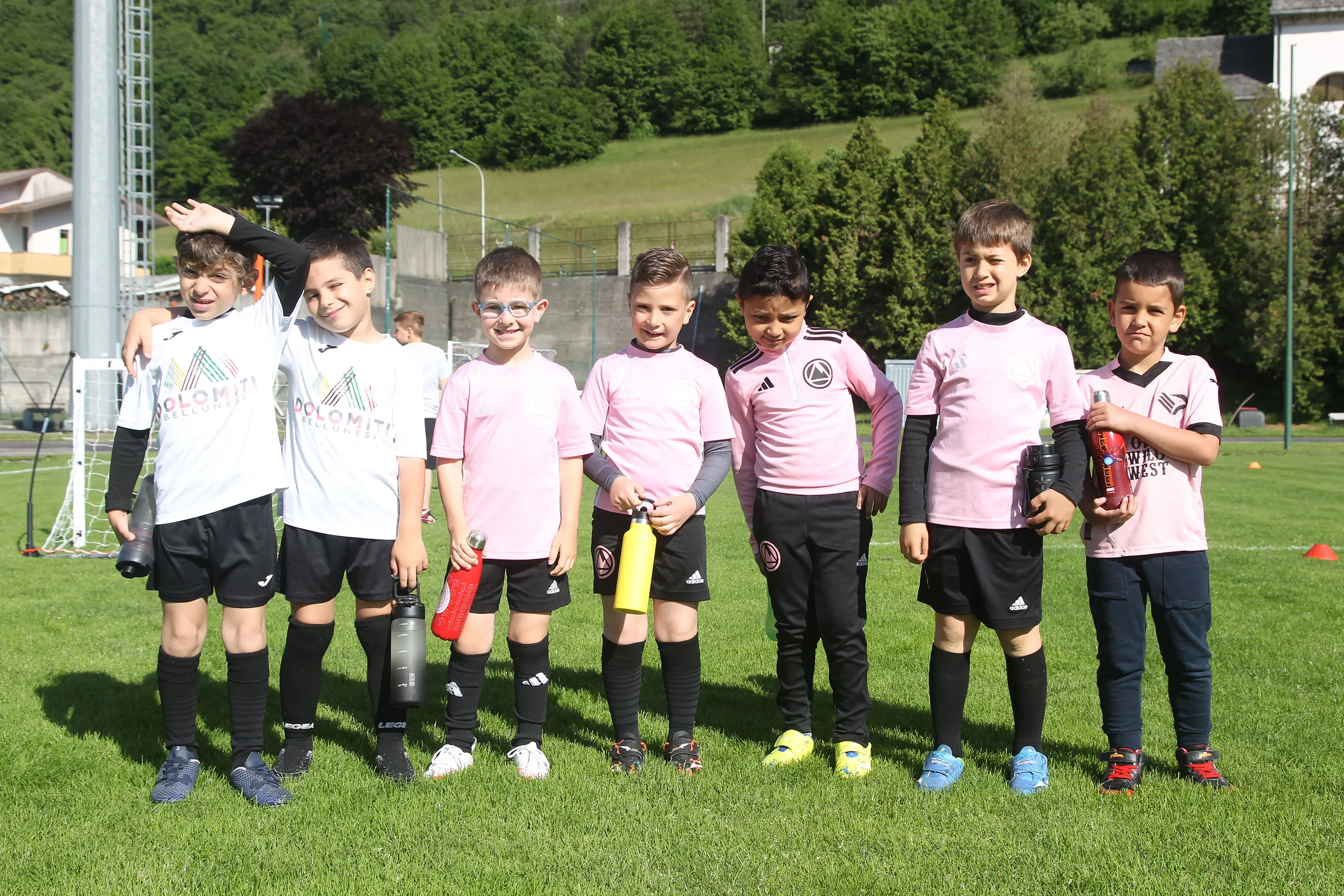 Oltre 400 bambini in campo ieri a Ponte nelle Alpi, in occasione del doppio raduno di fine stagione organizzato dalla Delegazione di Belluno della Figc in collaborazione con il Ponte Alpi allo stadio “Umberto Orzes”. Al mattino spazio ai Piccoli Amici, per il quale erano presenti 26 squadre in rappresentanza di 16 società. Nel dettaglio, schieravano tre formazioni Dolomiti Bellunesi e Comelico, mentre due formazioni a testa erano proposte da Alpago, Borgo Valbelluna, Cavarzano, LG Valbelluna, Pedavena e Plavis. Una compagine ciascuna invece per Cadore, Castion, Fiori Barp, Juventina Mugnai, Limana, Longarone Alpina, Ponte Alpi e Sois. Nel pomeriggio ecco protagonisti i Primi Calci, con un totale di 40 squadre in rappresentanza di 21 società. In particolare, tre le formazioni mandate in campo da Dolomiti Bellunesi, LG Valbelluna e Plavis, due ciascuno da Agordina, Alpago, Borgo Valbelluna, Cadore, Castion, Cavarzano, Comelico, Fiori Barp, Juventina Mugnai, Limana, Longarone Alpina, Pedavena e Ponte Alpi, una a testa per Arsiè, Cortina, Domegge, Sois e Valboite.
