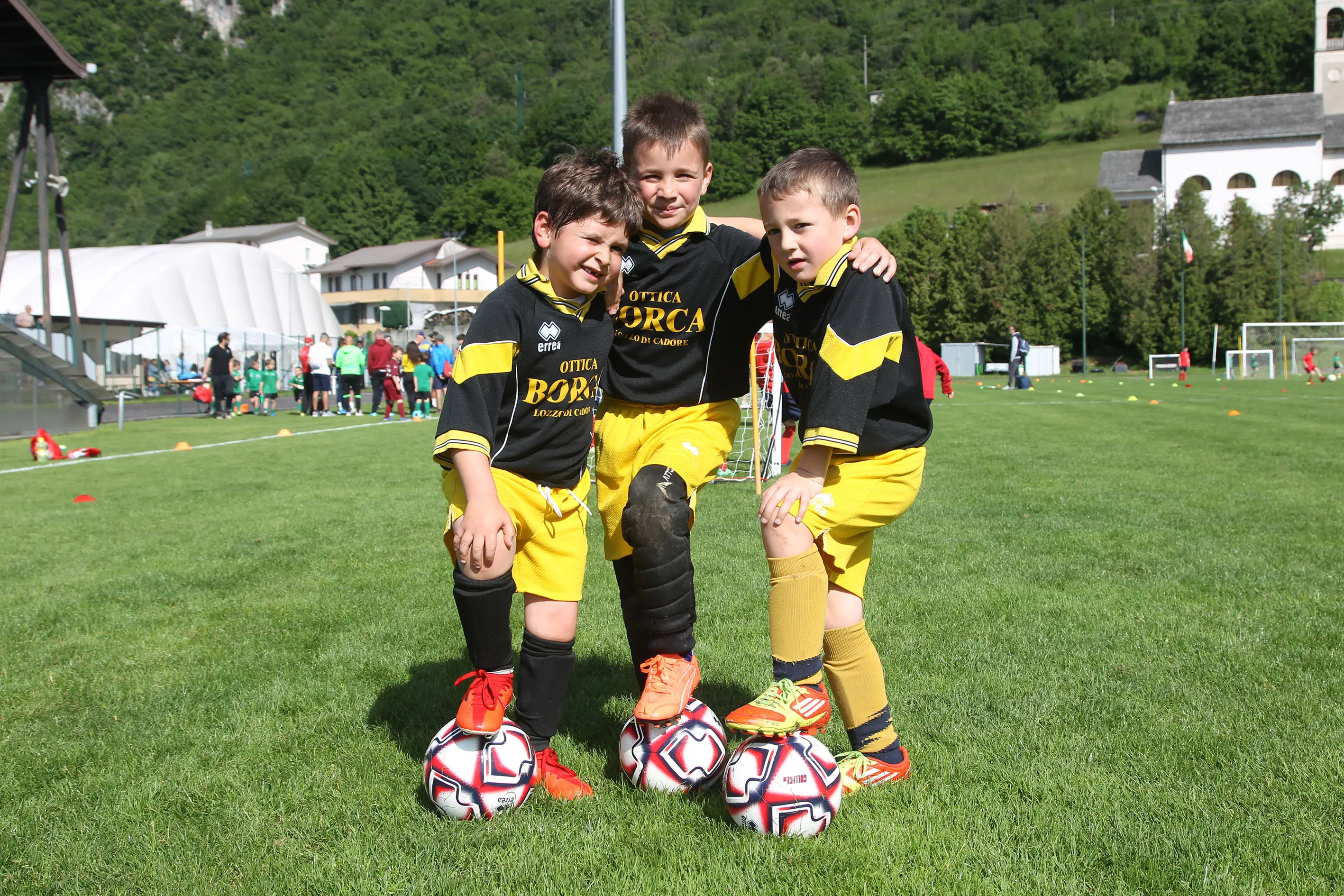 Oltre 400 bambini in campo ieri a Ponte nelle Alpi, in occasione del doppio raduno di fine stagione organizzato dalla Delegazione di Belluno della Figc in collaborazione con il Ponte Alpi allo stadio “Umberto Orzes”. Al mattino spazio ai Piccoli Amici, per il quale erano presenti 26 squadre in rappresentanza di 16 società. Nel dettaglio, schieravano tre formazioni Dolomiti Bellunesi e Comelico, mentre due formazioni a testa erano proposte da Alpago, Borgo Valbelluna, Cavarzano, LG Valbelluna, Pedavena e Plavis. Una compagine ciascuna invece per Cadore, Castion, Fiori Barp, Juventina Mugnai, Limana, Longarone Alpina, Ponte Alpi e Sois. Nel pomeriggio ecco protagonisti i Primi Calci, con un totale di 40 squadre in rappresentanza di 21 società. In particolare, tre le formazioni mandate in campo da Dolomiti Bellunesi, LG Valbelluna e Plavis, due ciascuno da Agordina, Alpago, Borgo Valbelluna, Cadore, Castion, Cavarzano, Comelico, Fiori Barp, Juventina Mugnai, Limana, Longarone Alpina, Pedavena e Ponte Alpi, una a testa per Arsiè, Cortina, Domegge, Sois e Valboite.