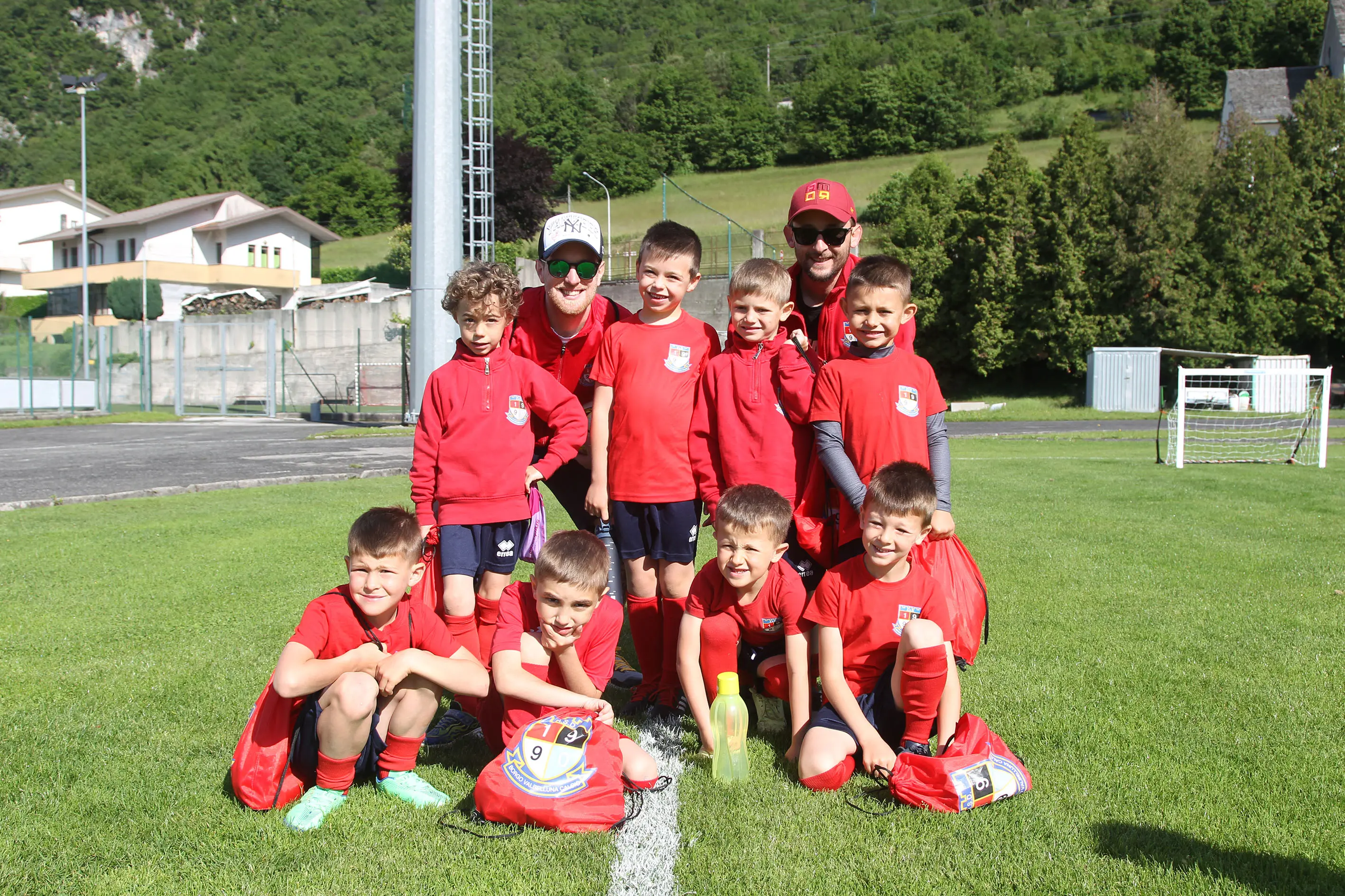 Oltre 400 bambini in campo ieri a Ponte nelle Alpi, in occasione del doppio raduno di fine stagione organizzato dalla Delegazione di Belluno della Figc in collaborazione con il Ponte Alpi allo stadio “Umberto Orzes”. Al mattino spazio ai Piccoli Amici, per il quale erano presenti 26 squadre in rappresentanza di 16 società. Nel dettaglio, schieravano tre formazioni Dolomiti Bellunesi e Comelico, mentre due formazioni a testa erano proposte da Alpago, Borgo Valbelluna, Cavarzano, LG Valbelluna, Pedavena e Plavis. Una compagine ciascuna invece per Cadore, Castion, Fiori Barp, Juventina Mugnai, Limana, Longarone Alpina, Ponte Alpi e Sois. Nel pomeriggio ecco protagonisti i Primi Calci, con un totale di 40 squadre in rappresentanza di 21 società. In particolare, tre le formazioni mandate in campo da Dolomiti Bellunesi, LG Valbelluna e Plavis, due ciascuno da Agordina, Alpago, Borgo Valbelluna, Cadore, Castion, Cavarzano, Comelico, Fiori Barp, Juventina Mugnai, Limana, Longarone Alpina, Pedavena e Ponte Alpi, una a testa per Arsiè, Cortina, Domegge, Sois e Valboite.