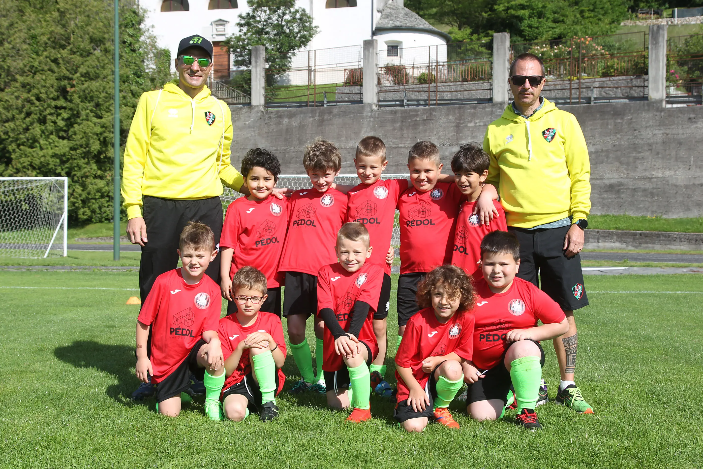 Oltre 400 bambini in campo ieri a Ponte nelle Alpi, in occasione del doppio raduno di fine stagione organizzato dalla Delegazione di Belluno della Figc in collaborazione con il Ponte Alpi allo stadio “Umberto Orzes”. Al mattino spazio ai Piccoli Amici, per il quale erano presenti 26 squadre in rappresentanza di 16 società. Nel dettaglio, schieravano tre formazioni Dolomiti Bellunesi e Comelico, mentre due formazioni a testa erano proposte da Alpago, Borgo Valbelluna, Cavarzano, LG Valbelluna, Pedavena e Plavis. Una compagine ciascuna invece per Cadore, Castion, Fiori Barp, Juventina Mugnai, Limana, Longarone Alpina, Ponte Alpi e Sois. Nel pomeriggio ecco protagonisti i Primi Calci, con un totale di 40 squadre in rappresentanza di 21 società. In particolare, tre le formazioni mandate in campo da Dolomiti Bellunesi, LG Valbelluna e Plavis, due ciascuno da Agordina, Alpago, Borgo Valbelluna, Cadore, Castion, Cavarzano, Comelico, Fiori Barp, Juventina Mugnai, Limana, Longarone Alpina, Pedavena e Ponte Alpi, una a testa per Arsiè, Cortina, Domegge, Sois e Valboite.
