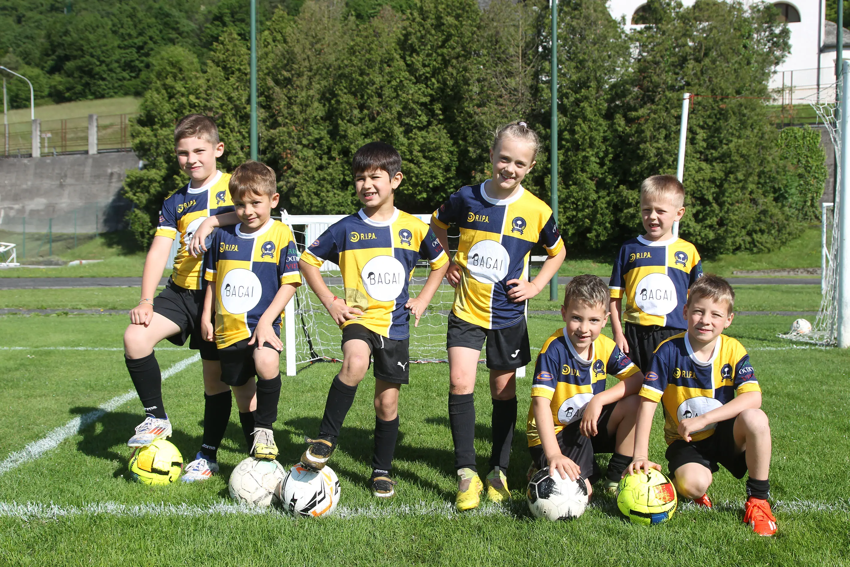 Oltre 400 bambini in campo ieri a Ponte nelle Alpi, in occasione del doppio raduno di fine stagione organizzato dalla Delegazione di Belluno della Figc in collaborazione con il Ponte Alpi allo stadio “Umberto Orzes”. Al mattino spazio ai Piccoli Amici, per il quale erano presenti 26 squadre in rappresentanza di 16 società. Nel dettaglio, schieravano tre formazioni Dolomiti Bellunesi e Comelico, mentre due formazioni a testa erano proposte da Alpago, Borgo Valbelluna, Cavarzano, LG Valbelluna, Pedavena e Plavis. Una compagine ciascuna invece per Cadore, Castion, Fiori Barp, Juventina Mugnai, Limana, Longarone Alpina, Ponte Alpi e Sois. Nel pomeriggio ecco protagonisti i Primi Calci, con un totale di 40 squadre in rappresentanza di 21 società. In particolare, tre le formazioni mandate in campo da Dolomiti Bellunesi, LG Valbelluna e Plavis, due ciascuno da Agordina, Alpago, Borgo Valbelluna, Cadore, Castion, Cavarzano, Comelico, Fiori Barp, Juventina Mugnai, Limana, Longarone Alpina, Pedavena e Ponte Alpi, una a testa per Arsiè, Cortina, Domegge, Sois e Valboite.