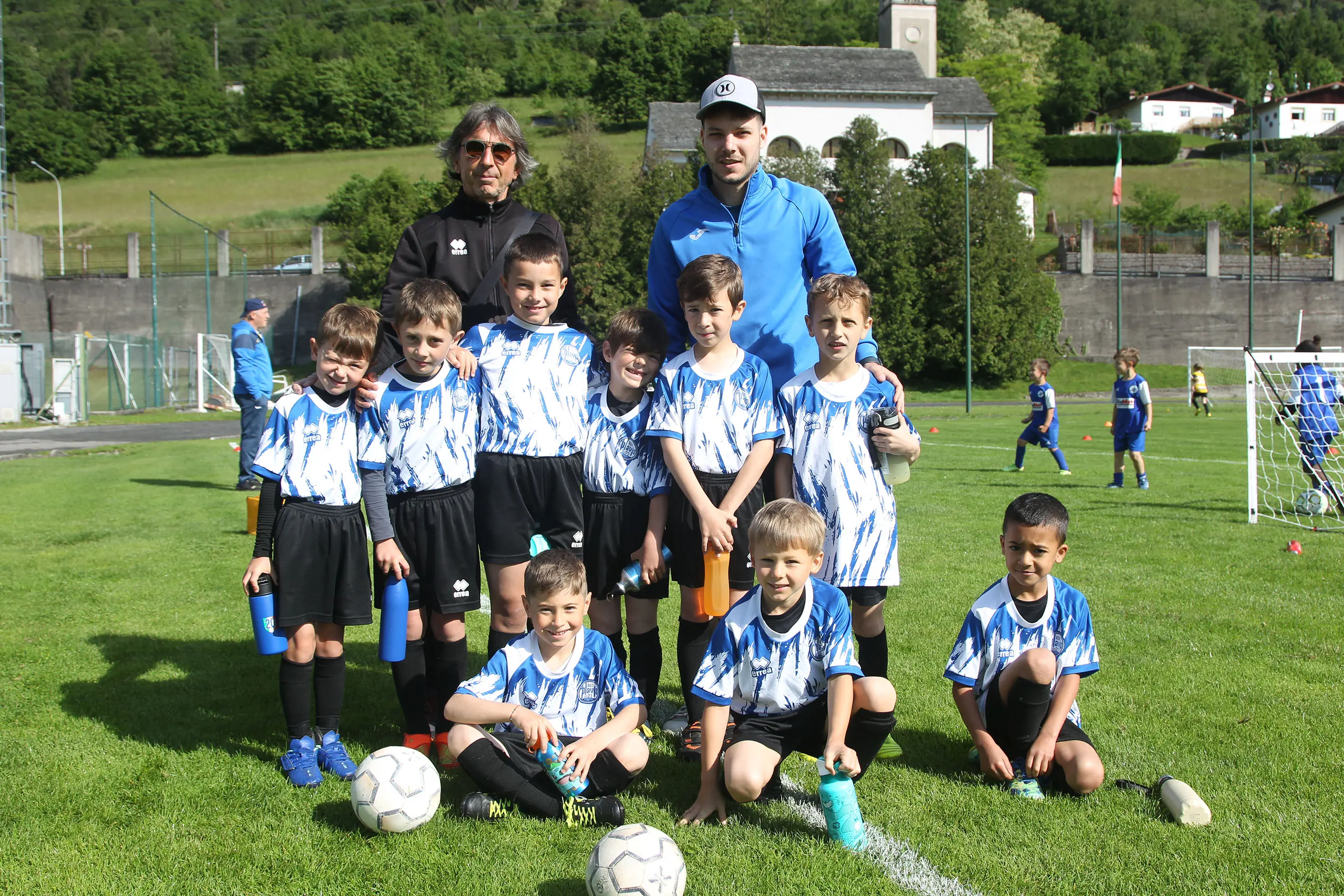 Oltre 400 bambini in campo ieri a Ponte nelle Alpi, in occasione del doppio raduno di fine stagione organizzato dalla Delegazione di Belluno della Figc in collaborazione con il Ponte Alpi allo stadio “Umberto Orzes”. Al mattino spazio ai Piccoli Amici, per il quale erano presenti 26 squadre in rappresentanza di 16 società. Nel dettaglio, schieravano tre formazioni Dolomiti Bellunesi e Comelico, mentre due formazioni a testa erano proposte da Alpago, Borgo Valbelluna, Cavarzano, LG Valbelluna, Pedavena e Plavis. Una compagine ciascuna invece per Cadore, Castion, Fiori Barp, Juventina Mugnai, Limana, Longarone Alpina, Ponte Alpi e Sois. Nel pomeriggio ecco protagonisti i Primi Calci, con un totale di 40 squadre in rappresentanza di 21 società. In particolare, tre le formazioni mandate in campo da Dolomiti Bellunesi, LG Valbelluna e Plavis, due ciascuno da Agordina, Alpago, Borgo Valbelluna, Cadore, Castion, Cavarzano, Comelico, Fiori Barp, Juventina Mugnai, Limana, Longarone Alpina, Pedavena e Ponte Alpi, una a testa per Arsiè, Cortina, Domegge, Sois e Valboite.