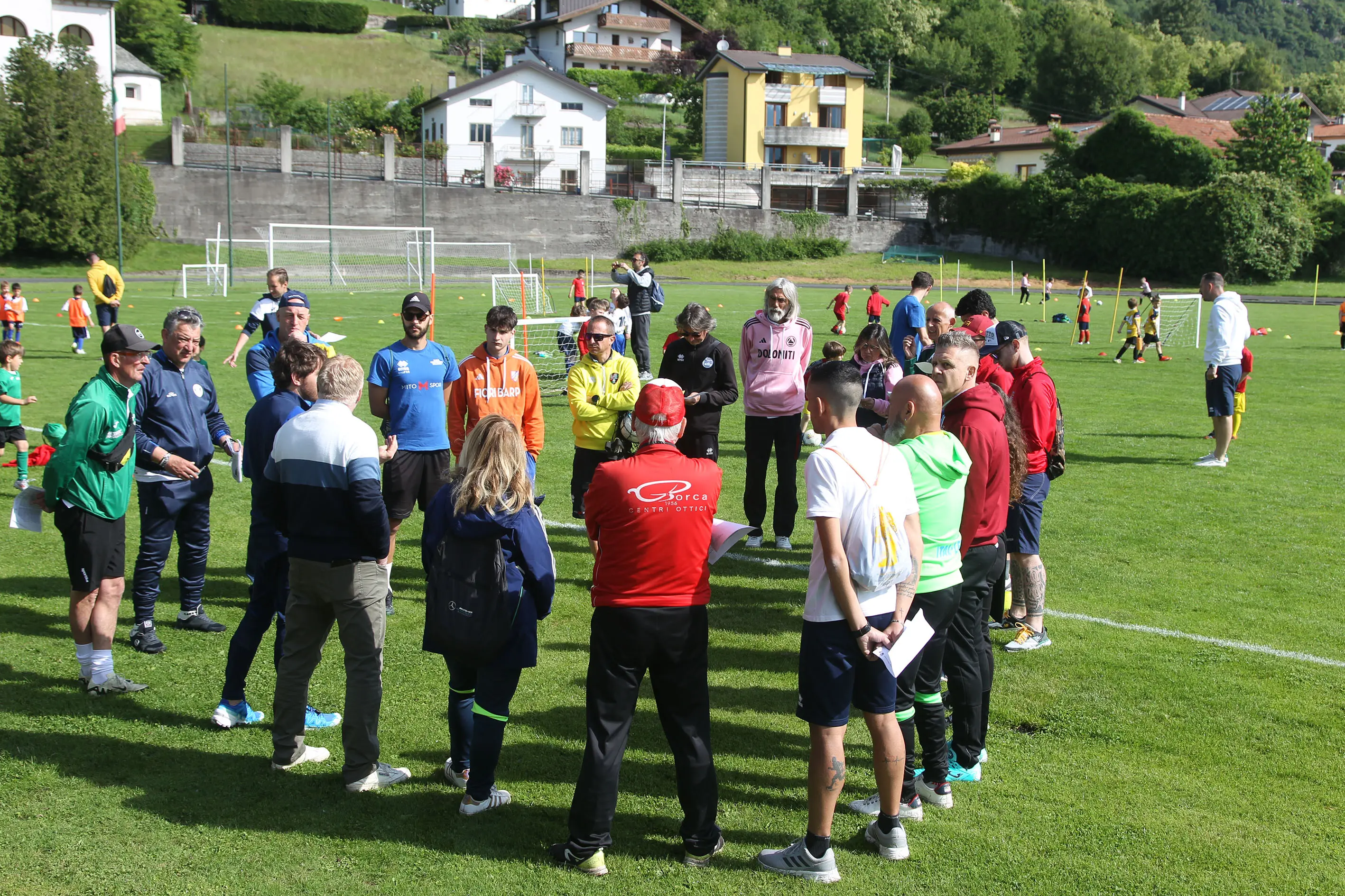 Oltre 400 bambini in campo ieri a Ponte nelle Alpi, in occasione del doppio raduno di fine stagione organizzato dalla Delegazione di Belluno della Figc in collaborazione con il Ponte Alpi allo stadio “Umberto Orzes”. Al mattino spazio ai Piccoli Amici, per il quale erano presenti 26 squadre in rappresentanza di 16 società. Nel dettaglio, schieravano tre formazioni Dolomiti Bellunesi e Comelico, mentre due formazioni a testa erano proposte da Alpago, Borgo Valbelluna, Cavarzano, LG Valbelluna, Pedavena e Plavis. Una compagine ciascuna invece per Cadore, Castion, Fiori Barp, Juventina Mugnai, Limana, Longarone Alpina, Ponte Alpi e Sois. Nel pomeriggio ecco protagonisti i Primi Calci, con un totale di 40 squadre in rappresentanza di 21 società. In particolare, tre le formazioni mandate in campo da Dolomiti Bellunesi, LG Valbelluna e Plavis, due ciascuno da Agordina, Alpago, Borgo Valbelluna, Cadore, Castion, Cavarzano, Comelico, Fiori Barp, Juventina Mugnai, Limana, Longarone Alpina, Pedavena e Ponte Alpi, una a testa per Arsiè, Cortina, Domegge, Sois e Valboite.