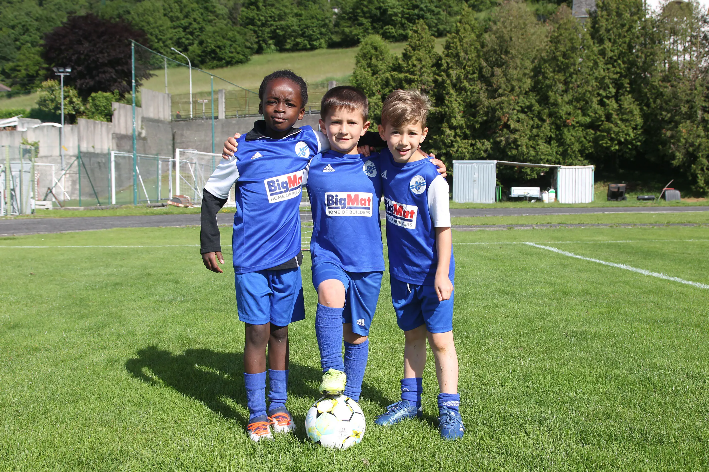 Oltre 400 bambini in campo ieri a Ponte nelle Alpi, in occasione del doppio raduno di fine stagione organizzato dalla Delegazione di Belluno della Figc in collaborazione con il Ponte Alpi allo stadio “Umberto Orzes”. Al mattino spazio ai Piccoli Amici, per il quale erano presenti 26 squadre in rappresentanza di 16 società. Nel dettaglio, schieravano tre formazioni Dolomiti Bellunesi e Comelico, mentre due formazioni a testa erano proposte da Alpago, Borgo Valbelluna, Cavarzano, LG Valbelluna, Pedavena e Plavis. Una compagine ciascuna invece per Cadore, Castion, Fiori Barp, Juventina Mugnai, Limana, Longarone Alpina, Ponte Alpi e Sois. Nel pomeriggio ecco protagonisti i Primi Calci, con un totale di 40 squadre in rappresentanza di 21 società. In particolare, tre le formazioni mandate in campo da Dolomiti Bellunesi, LG Valbelluna e Plavis, due ciascuno da Agordina, Alpago, Borgo Valbelluna, Cadore, Castion, Cavarzano, Comelico, Fiori Barp, Juventina Mugnai, Limana, Longarone Alpina, Pedavena e Ponte Alpi, una a testa per Arsiè, Cortina, Domegge, Sois e Valboite.