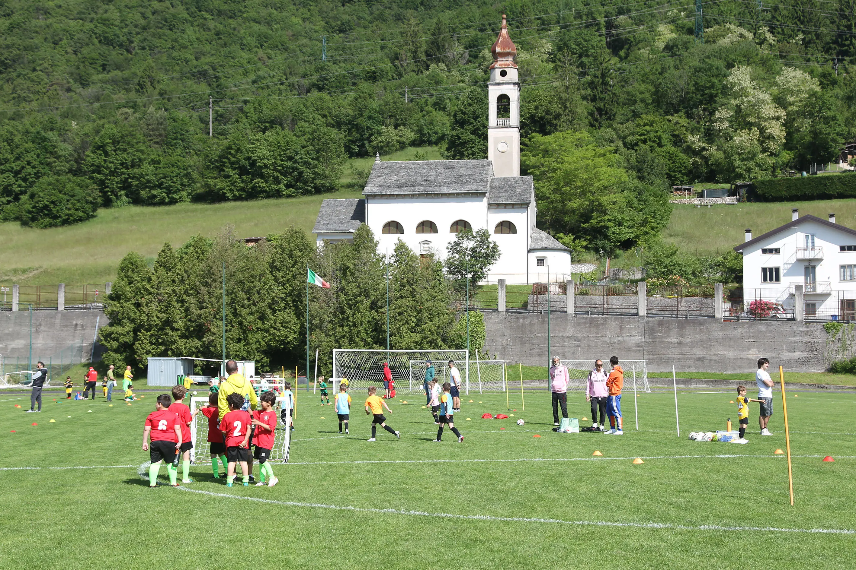 Oltre 400 bambini in campo ieri a Ponte nelle Alpi, in occasione del doppio raduno di fine stagione organizzato dalla Delegazione di Belluno della Figc in collaborazione con il Ponte Alpi allo stadio “Umberto Orzes”. Al mattino spazio ai Piccoli Amici, per il quale erano presenti 26 squadre in rappresentanza di 16 società. Nel dettaglio, schieravano tre formazioni Dolomiti Bellunesi e Comelico, mentre due formazioni a testa erano proposte da Alpago, Borgo Valbelluna, Cavarzano, LG Valbelluna, Pedavena e Plavis. Una compagine ciascuna invece per Cadore, Castion, Fiori Barp, Juventina Mugnai, Limana, Longarone Alpina, Ponte Alpi e Sois. Nel pomeriggio ecco protagonisti i Primi Calci, con un totale di 40 squadre in rappresentanza di 21 società. In particolare, tre le formazioni mandate in campo da Dolomiti Bellunesi, LG Valbelluna e Plavis, due ciascuno da Agordina, Alpago, Borgo Valbelluna, Cadore, Castion, Cavarzano, Comelico, Fiori Barp, Juventina Mugnai, Limana, Longarone Alpina, Pedavena e Ponte Alpi, una a testa per Arsiè, Cortina, Domegge, Sois e Valboite.