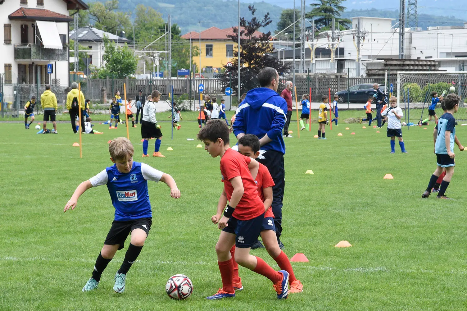 Oltre 400 bambini in campo ieri a Ponte nelle Alpi, in occasione del doppio raduno di fine stagione organizzato dalla Delegazione di Belluno della Figc in collaborazione con il Ponte Alpi allo stadio “Umberto Orzes”. Al mattino spazio ai Piccoli Amici, per il quale erano presenti 26 squadre in rappresentanza di 16 società. Nel dettaglio, schieravano tre formazioni Dolomiti Bellunesi e Comelico, mentre due formazioni a testa erano proposte da Alpago, Borgo Valbelluna, Cavarzano, LG Valbelluna, Pedavena e Plavis. Una compagine ciascuna invece per Cadore, Castion, Fiori Barp, Juventina Mugnai, Limana, Longarone Alpina, Ponte Alpi e Sois. Nel pomeriggio ecco protagonisti i Primi Calci, con un totale di 40 squadre in rappresentanza di 21 società. In particolare, tre le formazioni mandate in campo da Dolomiti Bellunesi, LG Valbelluna e Plavis, due ciascuno da Agordina, Alpago, Borgo Valbelluna, Cadore, Castion, Cavarzano, Comelico, Fiori Barp, Juventina Mugnai, Limana, Longarone Alpina, Pedavena e Ponte Alpi, una a testa per Arsiè, Cortina, Domegge, Sois e Valboite.