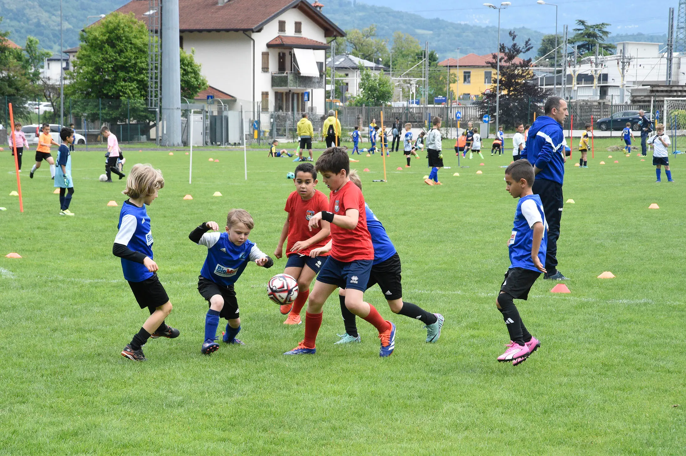 Oltre 400 bambini in campo ieri a Ponte nelle Alpi, in occasione del doppio raduno di fine stagione organizzato dalla Delegazione di Belluno della Figc in collaborazione con il Ponte Alpi allo stadio “Umberto Orzes”. Al mattino spazio ai Piccoli Amici, per il quale erano presenti 26 squadre in rappresentanza di 16 società. Nel dettaglio, schieravano tre formazioni Dolomiti Bellunesi e Comelico, mentre due formazioni a testa erano proposte da Alpago, Borgo Valbelluna, Cavarzano, LG Valbelluna, Pedavena e Plavis. Una compagine ciascuna invece per Cadore, Castion, Fiori Barp, Juventina Mugnai, Limana, Longarone Alpina, Ponte Alpi e Sois. Nel pomeriggio ecco protagonisti i Primi Calci, con un totale di 40 squadre in rappresentanza di 21 società. In particolare, tre le formazioni mandate in campo da Dolomiti Bellunesi, LG Valbelluna e Plavis, due ciascuno da Agordina, Alpago, Borgo Valbelluna, Cadore, Castion, Cavarzano, Comelico, Fiori Barp, Juventina Mugnai, Limana, Longarone Alpina, Pedavena e Ponte Alpi, una a testa per Arsiè, Cortina, Domegge, Sois e Valboite.