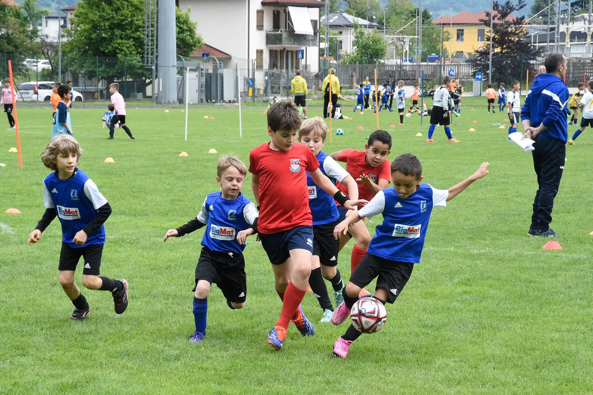 Oltre 400 bambini in campo ieri a Ponte nelle Alpi, in occasione del doppio raduno di fine stagione organizzato dalla Delegazione di Belluno della Figc in collaborazione con il Ponte Alpi allo stadio “Umberto Orzes”. Al mattino spazio ai Piccoli Amici, per il quale erano presenti 26 squadre in rappresentanza di 16 società. Nel dettaglio, schieravano tre formazioni Dolomiti Bellunesi e Comelico, mentre due formazioni a testa erano proposte da Alpago, Borgo Valbelluna, Cavarzano, LG Valbelluna, Pedavena e Plavis. Una compagine ciascuna invece per Cadore, Castion, Fiori Barp, Juventina Mugnai, Limana, Longarone Alpina, Ponte Alpi e Sois. Nel pomeriggio ecco protagonisti i Primi Calci, con un totale di 40 squadre in rappresentanza di 21 società. In particolare, tre le formazioni mandate in campo da Dolomiti Bellunesi, LG Valbelluna e Plavis, due ciascuno da Agordina, Alpago, Borgo Valbelluna, Cadore, Castion, Cavarzano, Comelico, Fiori Barp, Juventina Mugnai, Limana, Longarone Alpina, Pedavena e Ponte Alpi, una a testa per Arsiè, Cortina, Domegge, Sois e Valboite.