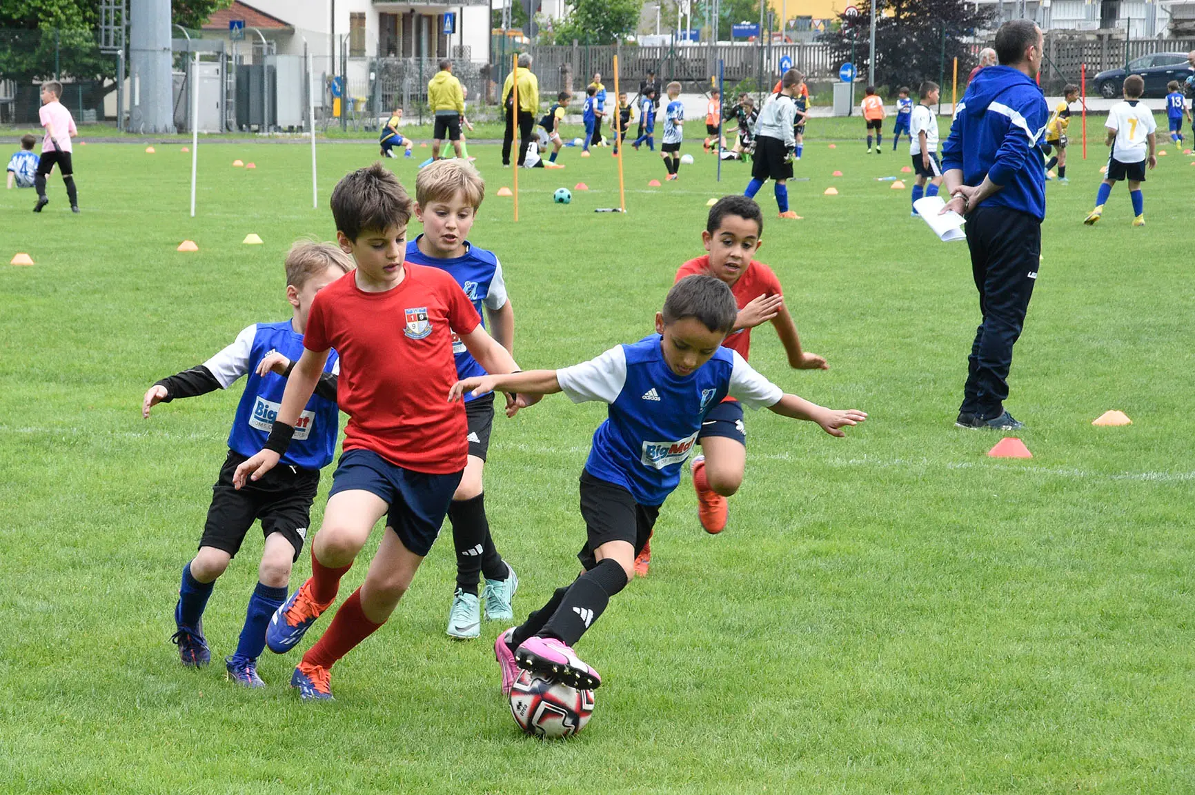 Oltre 400 bambini in campo ieri a Ponte nelle Alpi, in occasione del doppio raduno di fine stagione organizzato dalla Delegazione di Belluno della Figc in collaborazione con il Ponte Alpi allo stadio “Umberto Orzes”. Al mattino spazio ai Piccoli Amici, per il quale erano presenti 26 squadre in rappresentanza di 16 società. Nel dettaglio, schieravano tre formazioni Dolomiti Bellunesi e Comelico, mentre due formazioni a testa erano proposte da Alpago, Borgo Valbelluna, Cavarzano, LG Valbelluna, Pedavena e Plavis. Una compagine ciascuna invece per Cadore, Castion, Fiori Barp, Juventina Mugnai, Limana, Longarone Alpina, Ponte Alpi e Sois. Nel pomeriggio ecco protagonisti i Primi Calci, con un totale di 40 squadre in rappresentanza di 21 società. In particolare, tre le formazioni mandate in campo da Dolomiti Bellunesi, LG Valbelluna e Plavis, due ciascuno da Agordina, Alpago, Borgo Valbelluna, Cadore, Castion, Cavarzano, Comelico, Fiori Barp, Juventina Mugnai, Limana, Longarone Alpina, Pedavena e Ponte Alpi, una a testa per Arsiè, Cortina, Domegge, Sois e Valboite.