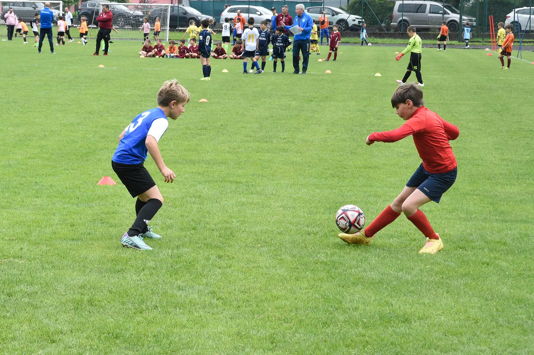 Oltre 400 bambini in campo ieri a Ponte nelle Alpi, in occasione del doppio raduno di fine stagione organizzato dalla Delegazione di Belluno della Figc in collaborazione con il Ponte Alpi allo stadio “Umberto Orzes”. Al mattino spazio ai Piccoli Amici, per il quale erano presenti 26 squadre in rappresentanza di 16 società. Nel dettaglio, schieravano tre formazioni Dolomiti Bellunesi e Comelico, mentre due formazioni a testa erano proposte da Alpago, Borgo Valbelluna, Cavarzano, LG Valbelluna, Pedavena e Plavis. Una compagine ciascuna invece per Cadore, Castion, Fiori Barp, Juventina Mugnai, Limana, Longarone Alpina, Ponte Alpi e Sois. Nel pomeriggio ecco protagonisti i Primi Calci, con un totale di 40 squadre in rappresentanza di 21 società. In particolare, tre le formazioni mandate in campo da Dolomiti Bellunesi, LG Valbelluna e Plavis, due ciascuno da Agordina, Alpago, Borgo Valbelluna, Cadore, Castion, Cavarzano, Comelico, Fiori Barp, Juventina Mugnai, Limana, Longarone Alpina, Pedavena e Ponte Alpi, una a testa per Arsiè, Cortina, Domegge, Sois e Valboite.