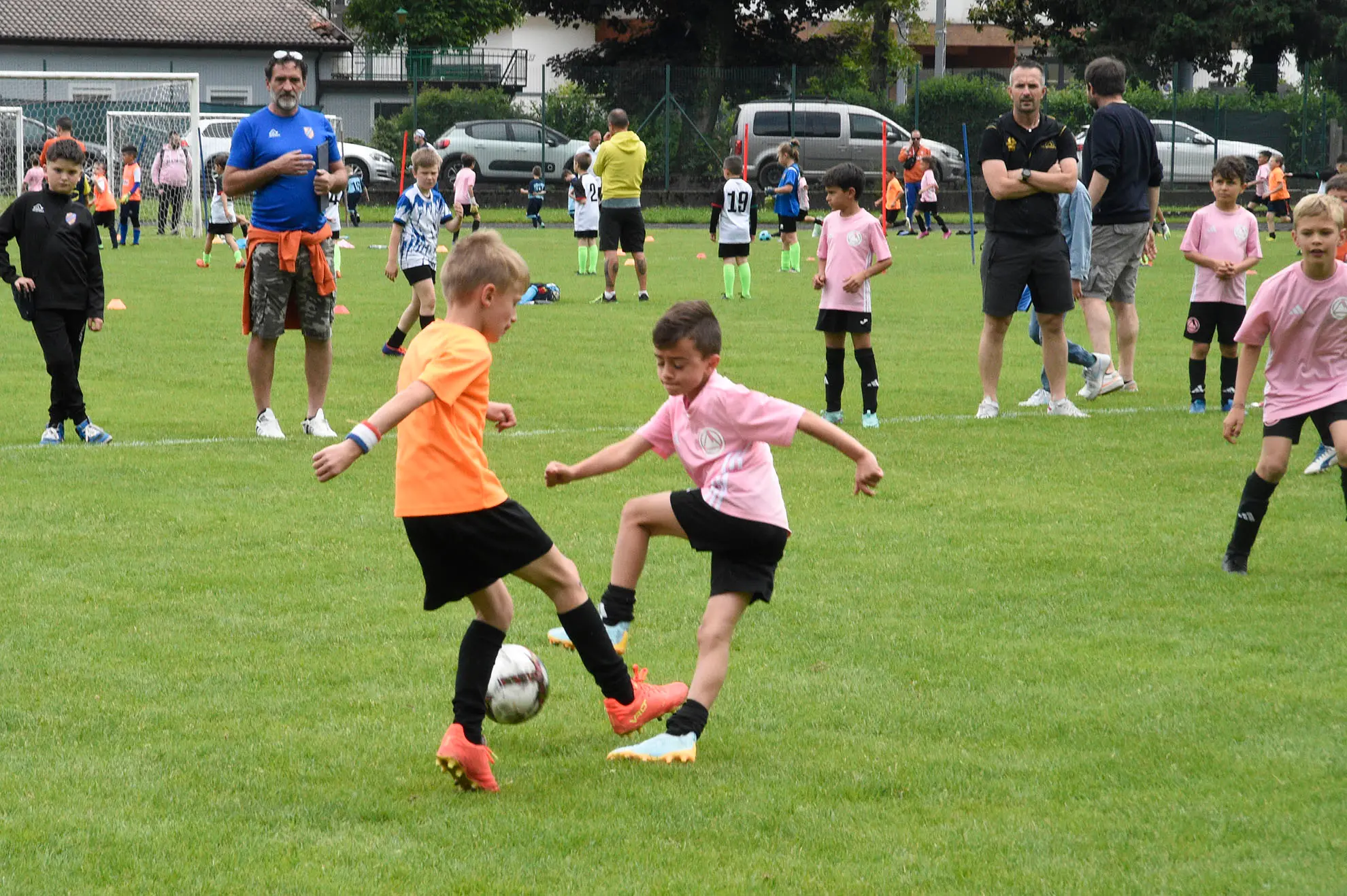 Oltre 400 bambini in campo ieri a Ponte nelle Alpi, in occasione del doppio raduno di fine stagione organizzato dalla Delegazione di Belluno della Figc in collaborazione con il Ponte Alpi allo stadio “Umberto Orzes”. Al mattino spazio ai Piccoli Amici, per il quale erano presenti 26 squadre in rappresentanza di 16 società. Nel dettaglio, schieravano tre formazioni Dolomiti Bellunesi e Comelico, mentre due formazioni a testa erano proposte da Alpago, Borgo Valbelluna, Cavarzano, LG Valbelluna, Pedavena e Plavis. Una compagine ciascuna invece per Cadore, Castion, Fiori Barp, Juventina Mugnai, Limana, Longarone Alpina, Ponte Alpi e Sois. Nel pomeriggio ecco protagonisti i Primi Calci, con un totale di 40 squadre in rappresentanza di 21 società. In particolare, tre le formazioni mandate in campo da Dolomiti Bellunesi, LG Valbelluna e Plavis, due ciascuno da Agordina, Alpago, Borgo Valbelluna, Cadore, Castion, Cavarzano, Comelico, Fiori Barp, Juventina Mugnai, Limana, Longarone Alpina, Pedavena e Ponte Alpi, una a testa per Arsiè, Cortina, Domegge, Sois e Valboite.