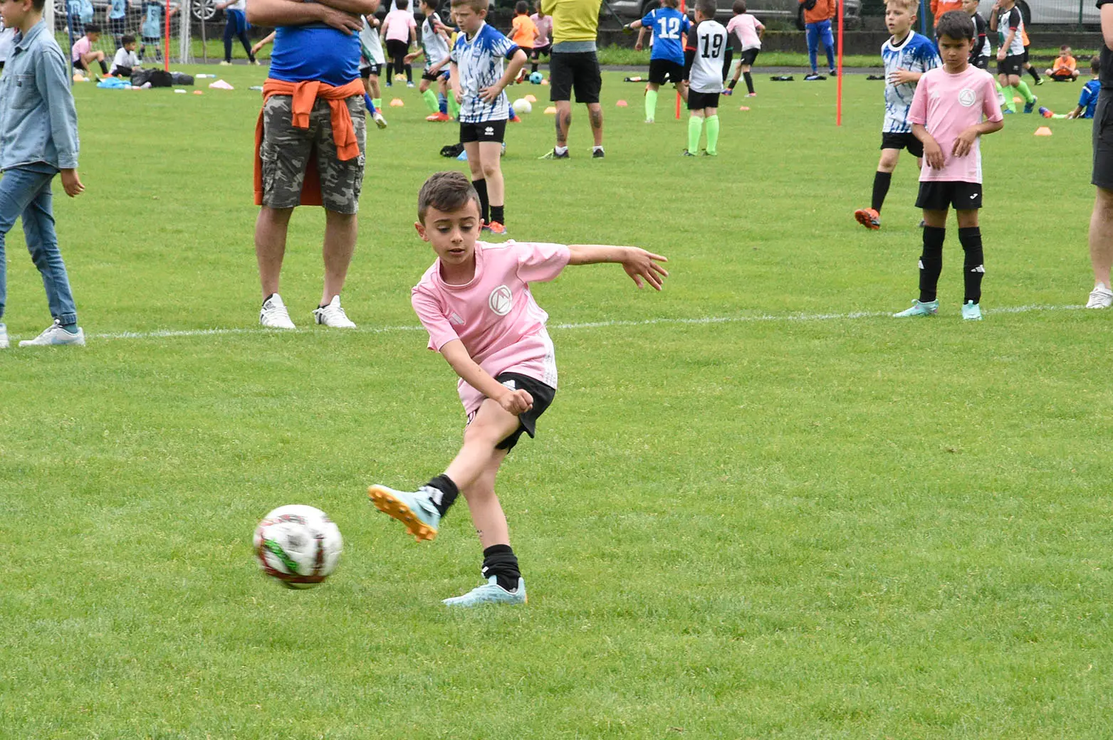 Oltre 400 bambini in campo ieri a Ponte nelle Alpi, in occasione del doppio raduno di fine stagione organizzato dalla Delegazione di Belluno della Figc in collaborazione con il Ponte Alpi allo stadio “Umberto Orzes”. Al mattino spazio ai Piccoli Amici, per il quale erano presenti 26 squadre in rappresentanza di 16 società. Nel dettaglio, schieravano tre formazioni Dolomiti Bellunesi e Comelico, mentre due formazioni a testa erano proposte da Alpago, Borgo Valbelluna, Cavarzano, LG Valbelluna, Pedavena e Plavis. Una compagine ciascuna invece per Cadore, Castion, Fiori Barp, Juventina Mugnai, Limana, Longarone Alpina, Ponte Alpi e Sois. Nel pomeriggio ecco protagonisti i Primi Calci, con un totale di 40 squadre in rappresentanza di 21 società. In particolare, tre le formazioni mandate in campo da Dolomiti Bellunesi, LG Valbelluna e Plavis, due ciascuno da Agordina, Alpago, Borgo Valbelluna, Cadore, Castion, Cavarzano, Comelico, Fiori Barp, Juventina Mugnai, Limana, Longarone Alpina, Pedavena e Ponte Alpi, una a testa per Arsiè, Cortina, Domegge, Sois e Valboite.