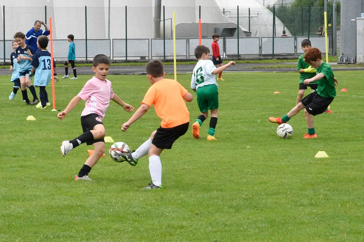 Oltre 400 bambini in campo ieri a Ponte nelle Alpi, in occasione del doppio raduno di fine stagione organizzato dalla Delegazione di Belluno della Figc in collaborazione con il Ponte Alpi allo stadio “Umberto Orzes”. Al mattino spazio ai Piccoli Amici, per il quale erano presenti 26 squadre in rappresentanza di 16 società. Nel dettaglio, schieravano tre formazioni Dolomiti Bellunesi e Comelico, mentre due formazioni a testa erano proposte da Alpago, Borgo Valbelluna, Cavarzano, LG Valbelluna, Pedavena e Plavis. Una compagine ciascuna invece per Cadore, Castion, Fiori Barp, Juventina Mugnai, Limana, Longarone Alpina, Ponte Alpi e Sois. Nel pomeriggio ecco protagonisti i Primi Calci, con un totale di 40 squadre in rappresentanza di 21 società. In particolare, tre le formazioni mandate in campo da Dolomiti Bellunesi, LG Valbelluna e Plavis, due ciascuno da Agordina, Alpago, Borgo Valbelluna, Cadore, Castion, Cavarzano, Comelico, Fiori Barp, Juventina Mugnai, Limana, Longarone Alpina, Pedavena e Ponte Alpi, una a testa per Arsiè, Cortina, Domegge, Sois e Valboite.