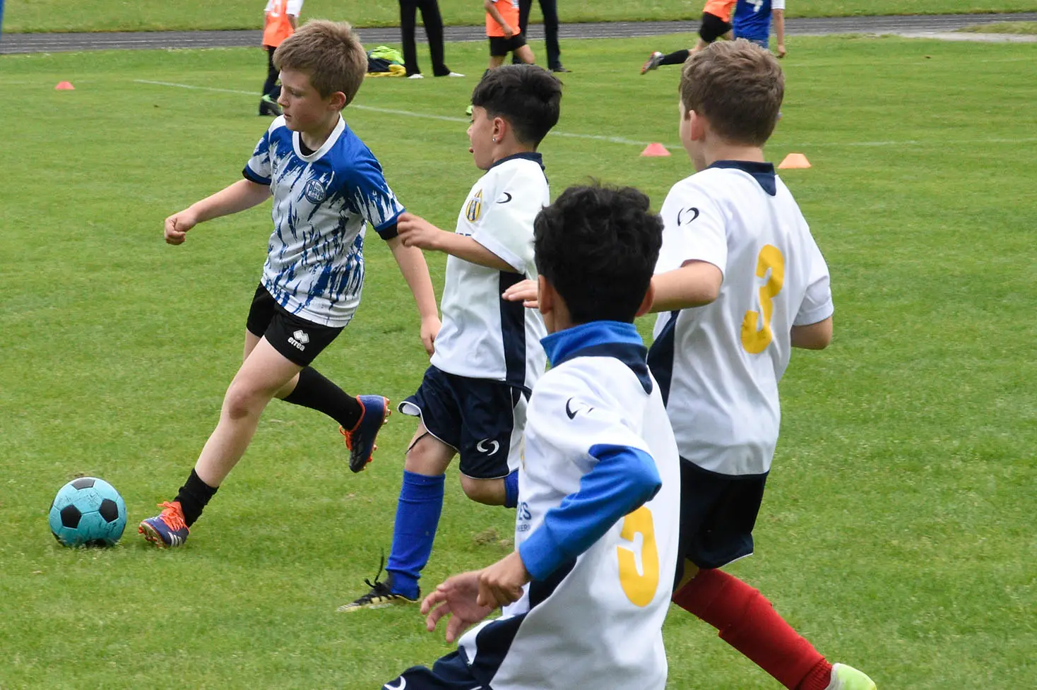 Oltre 400 bambini in campo ieri a Ponte nelle Alpi, in occasione del doppio raduno di fine stagione organizzato dalla Delegazione di Belluno della Figc in collaborazione con il Ponte Alpi allo stadio “Umberto Orzes”. Al mattino spazio ai Piccoli Amici, per il quale erano presenti 26 squadre in rappresentanza di 16 società. Nel dettaglio, schieravano tre formazioni Dolomiti Bellunesi e Comelico, mentre due formazioni a testa erano proposte da Alpago, Borgo Valbelluna, Cavarzano, LG Valbelluna, Pedavena e Plavis. Una compagine ciascuna invece per Cadore, Castion, Fiori Barp, Juventina Mugnai, Limana, Longarone Alpina, Ponte Alpi e Sois. Nel pomeriggio ecco protagonisti i Primi Calci, con un totale di 40 squadre in rappresentanza di 21 società. In particolare, tre le formazioni mandate in campo da Dolomiti Bellunesi, LG Valbelluna e Plavis, due ciascuno da Agordina, Alpago, Borgo Valbelluna, Cadore, Castion, Cavarzano, Comelico, Fiori Barp, Juventina Mugnai, Limana, Longarone Alpina, Pedavena e Ponte Alpi, una a testa per Arsiè, Cortina, Domegge, Sois e Valboite.