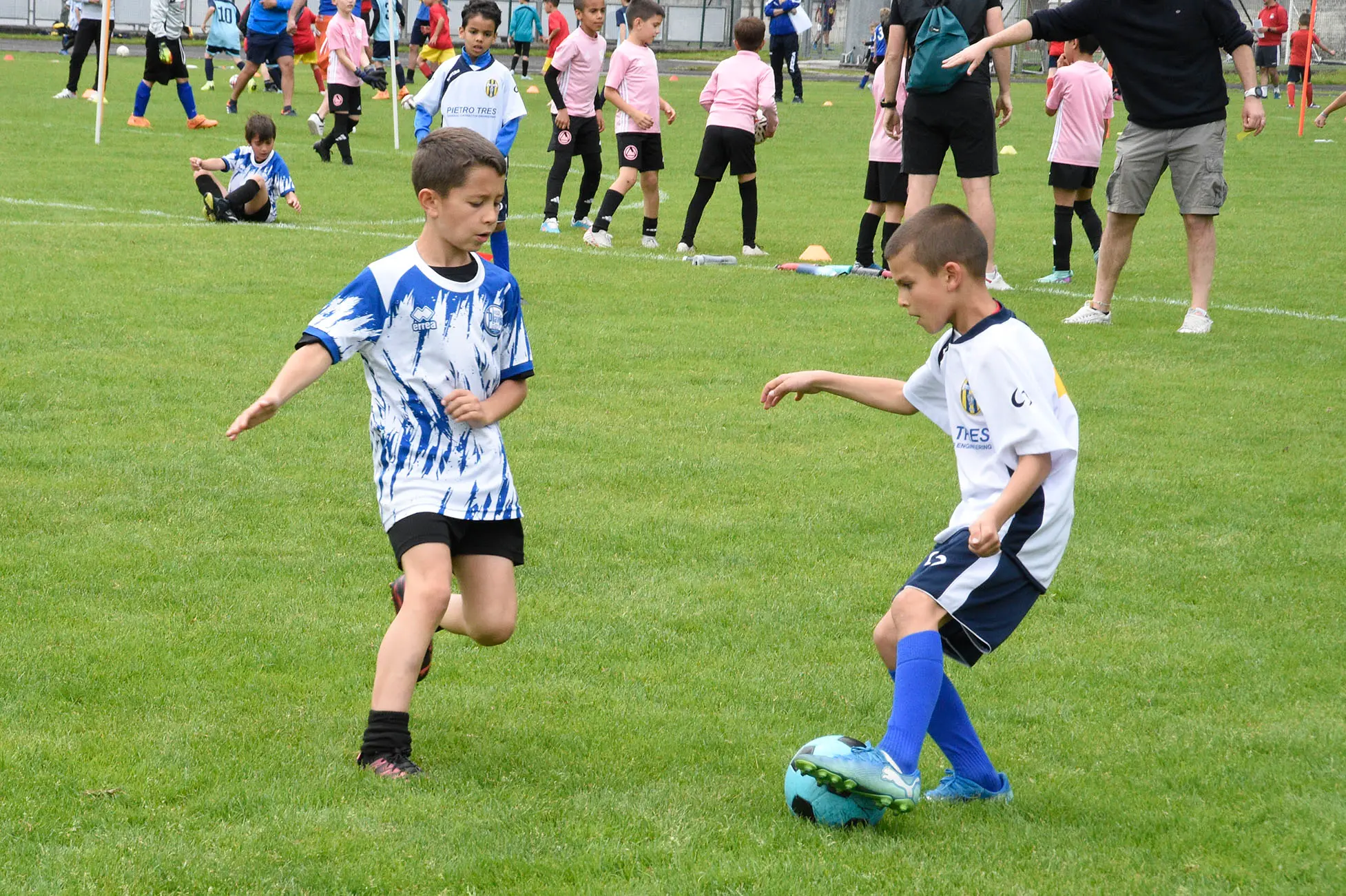 Oltre 400 bambini in campo ieri a Ponte nelle Alpi, in occasione del doppio raduno di fine stagione organizzato dalla Delegazione di Belluno della Figc in collaborazione con il Ponte Alpi allo stadio “Umberto Orzes”. Al mattino spazio ai Piccoli Amici, per il quale erano presenti 26 squadre in rappresentanza di 16 società. Nel dettaglio, schieravano tre formazioni Dolomiti Bellunesi e Comelico, mentre due formazioni a testa erano proposte da Alpago, Borgo Valbelluna, Cavarzano, LG Valbelluna, Pedavena e Plavis. Una compagine ciascuna invece per Cadore, Castion, Fiori Barp, Juventina Mugnai, Limana, Longarone Alpina, Ponte Alpi e Sois. Nel pomeriggio ecco protagonisti i Primi Calci, con un totale di 40 squadre in rappresentanza di 21 società. In particolare, tre le formazioni mandate in campo da Dolomiti Bellunesi, LG Valbelluna e Plavis, due ciascuno da Agordina, Alpago, Borgo Valbelluna, Cadore, Castion, Cavarzano, Comelico, Fiori Barp, Juventina Mugnai, Limana, Longarone Alpina, Pedavena e Ponte Alpi, una a testa per Arsiè, Cortina, Domegge, Sois e Valboite.