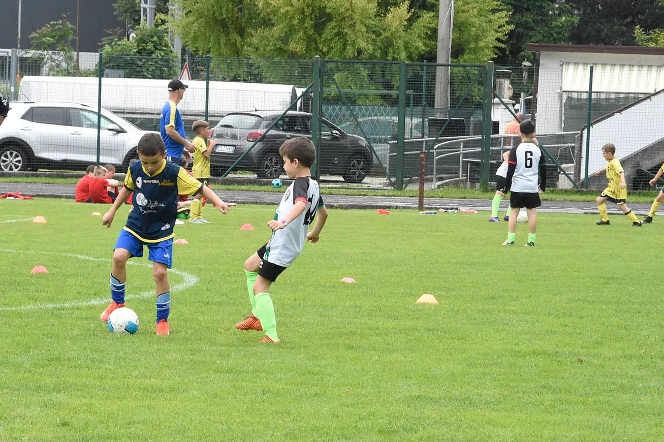 Oltre 400 bambini in campo ieri a Ponte nelle Alpi, in occasione del doppio raduno di fine stagione organizzato dalla Delegazione di Belluno della Figc in collaborazione con il Ponte Alpi allo stadio “Umberto Orzes”. Al mattino spazio ai Piccoli Amici, per il quale erano presenti 26 squadre in rappresentanza di 16 società. Nel dettaglio, schieravano tre formazioni Dolomiti Bellunesi e Comelico, mentre due formazioni a testa erano proposte da Alpago, Borgo Valbelluna, Cavarzano, LG Valbelluna, Pedavena e Plavis. Una compagine ciascuna invece per Cadore, Castion, Fiori Barp, Juventina Mugnai, Limana, Longarone Alpina, Ponte Alpi e Sois. Nel pomeriggio ecco protagonisti i Primi Calci, con un totale di 40 squadre in rappresentanza di 21 società. In particolare, tre le formazioni mandate in campo da Dolomiti Bellunesi, LG Valbelluna e Plavis, due ciascuno da Agordina, Alpago, Borgo Valbelluna, Cadore, Castion, Cavarzano, Comelico, Fiori Barp, Juventina Mugnai, Limana, Longarone Alpina, Pedavena e Ponte Alpi, una a testa per Arsiè, Cortina, Domegge, Sois e Valboite.