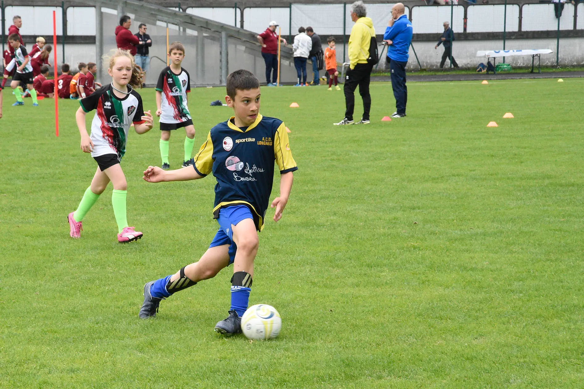 Oltre 400 bambini in campo ieri a Ponte nelle Alpi, in occasione del doppio raduno di fine stagione organizzato dalla Delegazione di Belluno della Figc in collaborazione con il Ponte Alpi allo stadio “Umberto Orzes”. Al mattino spazio ai Piccoli Amici, per il quale erano presenti 26 squadre in rappresentanza di 16 società. Nel dettaglio, schieravano tre formazioni Dolomiti Bellunesi e Comelico, mentre due formazioni a testa erano proposte da Alpago, Borgo Valbelluna, Cavarzano, LG Valbelluna, Pedavena e Plavis. Una compagine ciascuna invece per Cadore, Castion, Fiori Barp, Juventina Mugnai, Limana, Longarone Alpina, Ponte Alpi e Sois. Nel pomeriggio ecco protagonisti i Primi Calci, con un totale di 40 squadre in rappresentanza di 21 società. In particolare, tre le formazioni mandate in campo da Dolomiti Bellunesi, LG Valbelluna e Plavis, due ciascuno da Agordina, Alpago, Borgo Valbelluna, Cadore, Castion, Cavarzano, Comelico, Fiori Barp, Juventina Mugnai, Limana, Longarone Alpina, Pedavena e Ponte Alpi, una a testa per Arsiè, Cortina, Domegge, Sois e Valboite.