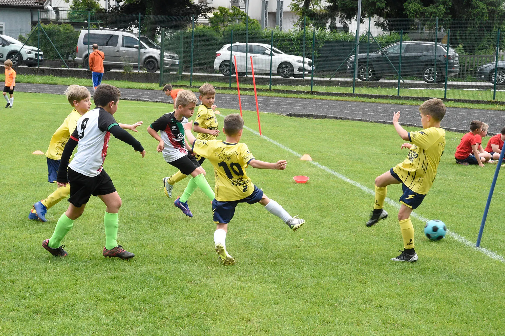 Oltre 400 bambini in campo ieri a Ponte nelle Alpi, in occasione del doppio raduno di fine stagione organizzato dalla Delegazione di Belluno della Figc in collaborazione con il Ponte Alpi allo stadio “Umberto Orzes”. Al mattino spazio ai Piccoli Amici, per il quale erano presenti 26 squadre in rappresentanza di 16 società. Nel dettaglio, schieravano tre formazioni Dolomiti Bellunesi e Comelico, mentre due formazioni a testa erano proposte da Alpago, Borgo Valbelluna, Cavarzano, LG Valbelluna, Pedavena e Plavis. Una compagine ciascuna invece per Cadore, Castion, Fiori Barp, Juventina Mugnai, Limana, Longarone Alpina, Ponte Alpi e Sois. Nel pomeriggio ecco protagonisti i Primi Calci, con un totale di 40 squadre in rappresentanza di 21 società. In particolare, tre le formazioni mandate in campo da Dolomiti Bellunesi, LG Valbelluna e Plavis, due ciascuno da Agordina, Alpago, Borgo Valbelluna, Cadore, Castion, Cavarzano, Comelico, Fiori Barp, Juventina Mugnai, Limana, Longarone Alpina, Pedavena e Ponte Alpi, una a testa per Arsiè, Cortina, Domegge, Sois e Valboite.