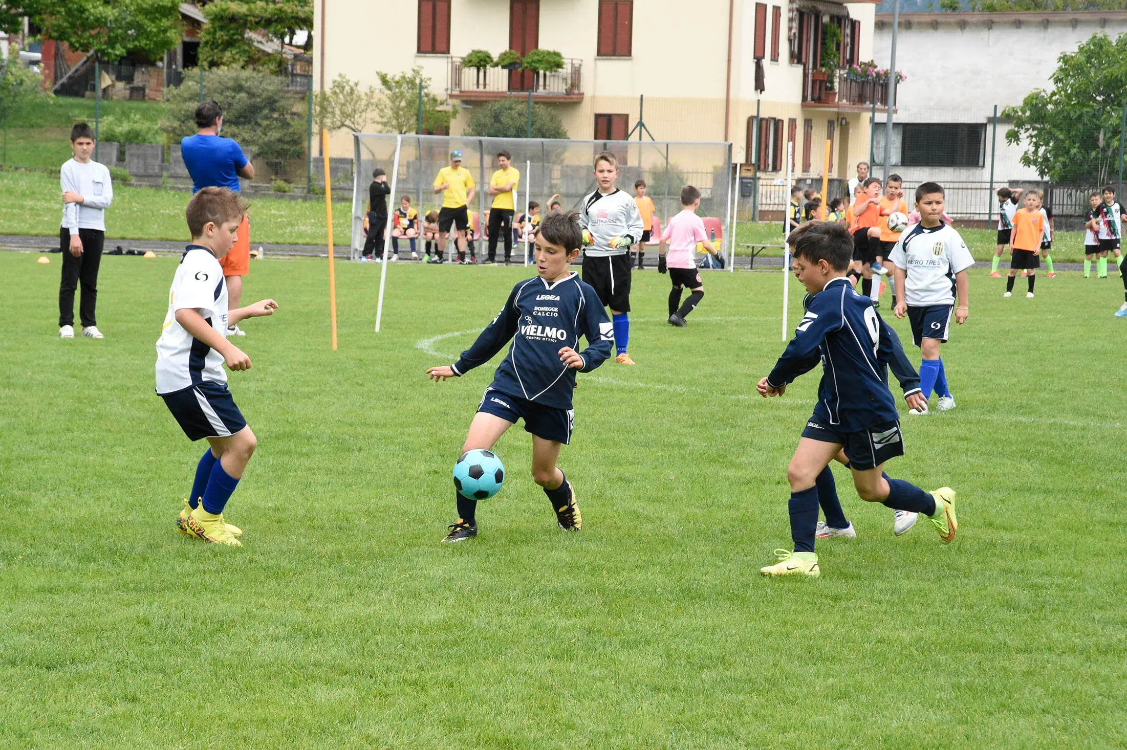 Oltre 400 bambini in campo ieri a Ponte nelle Alpi, in occasione del doppio raduno di fine stagione organizzato dalla Delegazione di Belluno della Figc in collaborazione con il Ponte Alpi allo stadio “Umberto Orzes”. Al mattino spazio ai Piccoli Amici, per il quale erano presenti 26 squadre in rappresentanza di 16 società. Nel dettaglio, schieravano tre formazioni Dolomiti Bellunesi e Comelico, mentre due formazioni a testa erano proposte da Alpago, Borgo Valbelluna, Cavarzano, LG Valbelluna, Pedavena e Plavis. Una compagine ciascuna invece per Cadore, Castion, Fiori Barp, Juventina Mugnai, Limana, Longarone Alpina, Ponte Alpi e Sois. Nel pomeriggio ecco protagonisti i Primi Calci, con un totale di 40 squadre in rappresentanza di 21 società. In particolare, tre le formazioni mandate in campo da Dolomiti Bellunesi, LG Valbelluna e Plavis, due ciascuno da Agordina, Alpago, Borgo Valbelluna, Cadore, Castion, Cavarzano, Comelico, Fiori Barp, Juventina Mugnai, Limana, Longarone Alpina, Pedavena e Ponte Alpi, una a testa per Arsiè, Cortina, Domegge, Sois e Valboite.