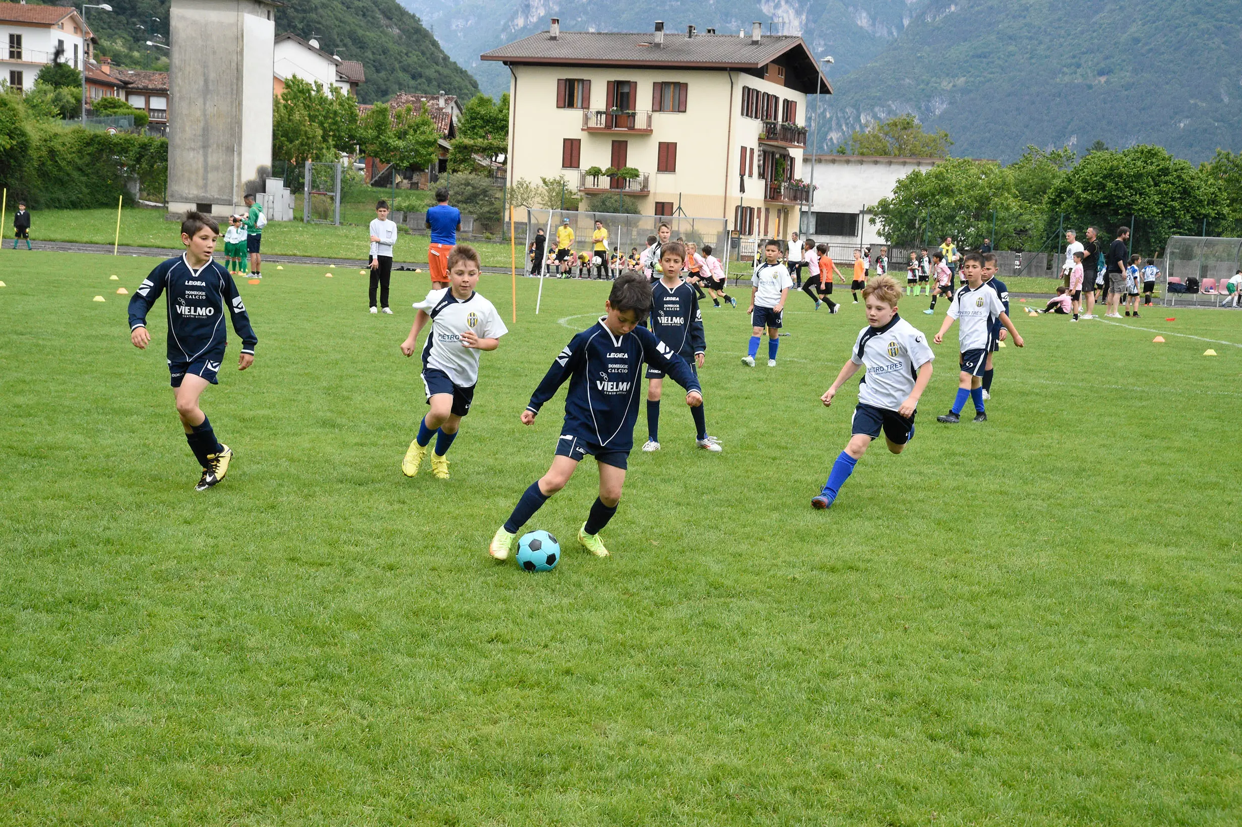 Oltre 400 bambini in campo ieri a Ponte nelle Alpi, in occasione del doppio raduno di fine stagione organizzato dalla Delegazione di Belluno della Figc in collaborazione con il Ponte Alpi allo stadio “Umberto Orzes”. Al mattino spazio ai Piccoli Amici, per il quale erano presenti 26 squadre in rappresentanza di 16 società. Nel dettaglio, schieravano tre formazioni Dolomiti Bellunesi e Comelico, mentre due formazioni a testa erano proposte da Alpago, Borgo Valbelluna, Cavarzano, LG Valbelluna, Pedavena e Plavis. Una compagine ciascuna invece per Cadore, Castion, Fiori Barp, Juventina Mugnai, Limana, Longarone Alpina, Ponte Alpi e Sois. Nel pomeriggio ecco protagonisti i Primi Calci, con un totale di 40 squadre in rappresentanza di 21 società. In particolare, tre le formazioni mandate in campo da Dolomiti Bellunesi, LG Valbelluna e Plavis, due ciascuno da Agordina, Alpago, Borgo Valbelluna, Cadore, Castion, Cavarzano, Comelico, Fiori Barp, Juventina Mugnai, Limana, Longarone Alpina, Pedavena e Ponte Alpi, una a testa per Arsiè, Cortina, Domegge, Sois e Valboite.