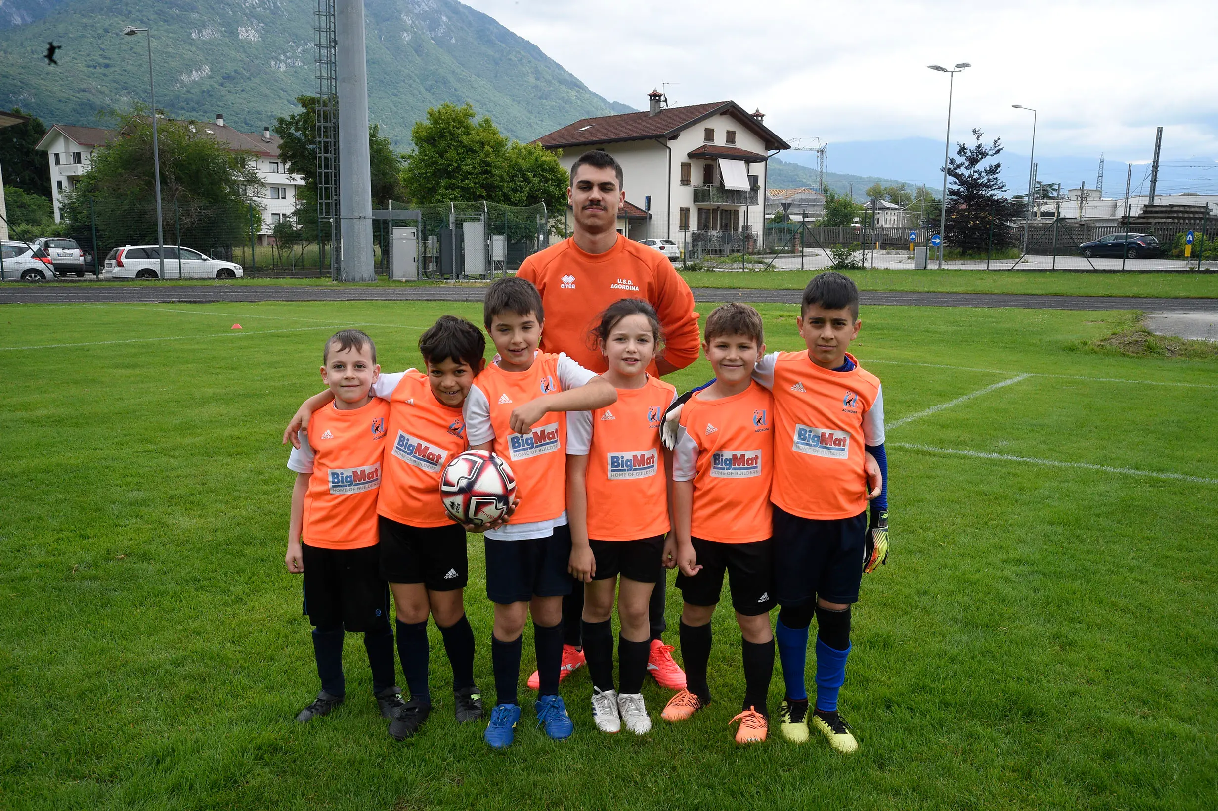 Oltre 400 bambini in campo ieri a Ponte nelle Alpi, in occasione del doppio raduno di fine stagione organizzato dalla Delegazione di Belluno della Figc in collaborazione con il Ponte Alpi allo stadio “Umberto Orzes”. Al mattino spazio ai Piccoli Amici, per il quale erano presenti 26 squadre in rappresentanza di 16 società. Nel dettaglio, schieravano tre formazioni Dolomiti Bellunesi e Comelico, mentre due formazioni a testa erano proposte da Alpago, Borgo Valbelluna, Cavarzano, LG Valbelluna, Pedavena e Plavis. Una compagine ciascuna invece per Cadore, Castion, Fiori Barp, Juventina Mugnai, Limana, Longarone Alpina, Ponte Alpi e Sois. Nel pomeriggio ecco protagonisti i Primi Calci, con un totale di 40 squadre in rappresentanza di 21 società. In particolare, tre le formazioni mandate in campo da Dolomiti Bellunesi, LG Valbelluna e Plavis, due ciascuno da Agordina, Alpago, Borgo Valbelluna, Cadore, Castion, Cavarzano, Comelico, Fiori Barp, Juventina Mugnai, Limana, Longarone Alpina, Pedavena e Ponte Alpi, una a testa per Arsiè, Cortina, Domegge, Sois e Valboite.