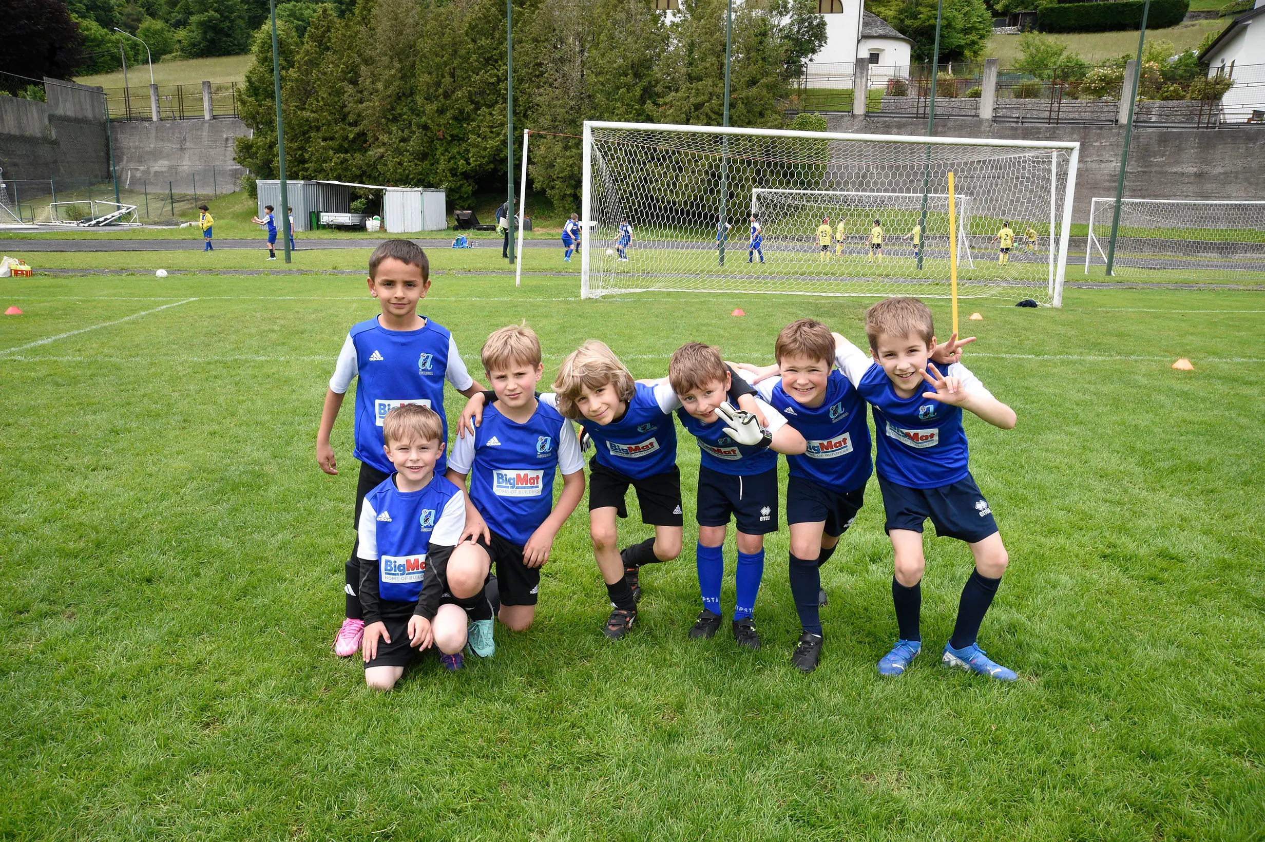 Oltre 400 bambini in campo ieri a Ponte nelle Alpi, in occasione del doppio raduno di fine stagione organizzato dalla Delegazione di Belluno della Figc in collaborazione con il Ponte Alpi allo stadio “Umberto Orzes”. Al mattino spazio ai Piccoli Amici, per il quale erano presenti 26 squadre in rappresentanza di 16 società. Nel dettaglio, schieravano tre formazioni Dolomiti Bellunesi e Comelico, mentre due formazioni a testa erano proposte da Alpago, Borgo Valbelluna, Cavarzano, LG Valbelluna, Pedavena e Plavis. Una compagine ciascuna invece per Cadore, Castion, Fiori Barp, Juventina Mugnai, Limana, Longarone Alpina, Ponte Alpi e Sois. Nel pomeriggio ecco protagonisti i Primi Calci, con un totale di 40 squadre in rappresentanza di 21 società. In particolare, tre le formazioni mandate in campo da Dolomiti Bellunesi, LG Valbelluna e Plavis, due ciascuno da Agordina, Alpago, Borgo Valbelluna, Cadore, Castion, Cavarzano, Comelico, Fiori Barp, Juventina Mugnai, Limana, Longarone Alpina, Pedavena e Ponte Alpi, una a testa per Arsiè, Cortina, Domegge, Sois e Valboite.