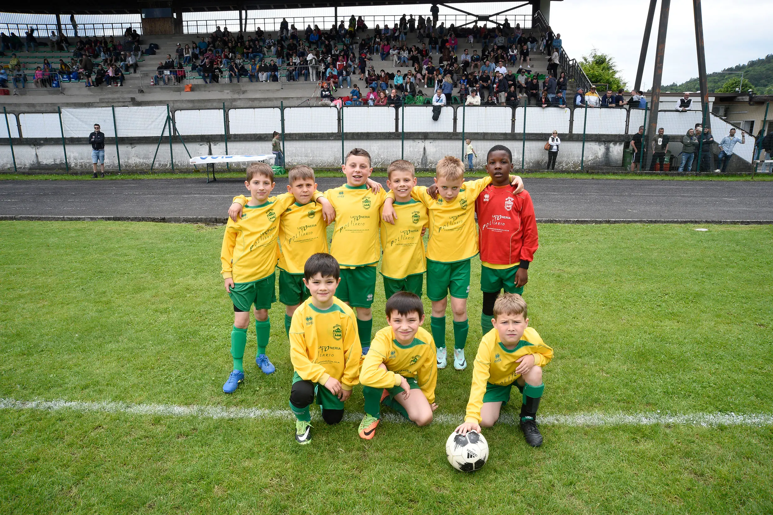 Oltre 400 bambini in campo ieri a Ponte nelle Alpi, in occasione del doppio raduno di fine stagione organizzato dalla Delegazione di Belluno della Figc in collaborazione con il Ponte Alpi allo stadio “Umberto Orzes”. Al mattino spazio ai Piccoli Amici, per il quale erano presenti 26 squadre in rappresentanza di 16 società. Nel dettaglio, schieravano tre formazioni Dolomiti Bellunesi e Comelico, mentre due formazioni a testa erano proposte da Alpago, Borgo Valbelluna, Cavarzano, LG Valbelluna, Pedavena e Plavis. Una compagine ciascuna invece per Cadore, Castion, Fiori Barp, Juventina Mugnai, Limana, Longarone Alpina, Ponte Alpi e Sois. Nel pomeriggio ecco protagonisti i Primi Calci, con un totale di 40 squadre in rappresentanza di 21 società. In particolare, tre le formazioni mandate in campo da Dolomiti Bellunesi, LG Valbelluna e Plavis, due ciascuno da Agordina, Alpago, Borgo Valbelluna, Cadore, Castion, Cavarzano, Comelico, Fiori Barp, Juventina Mugnai, Limana, Longarone Alpina, Pedavena e Ponte Alpi, una a testa per Arsiè, Cortina, Domegge, Sois e Valboite.