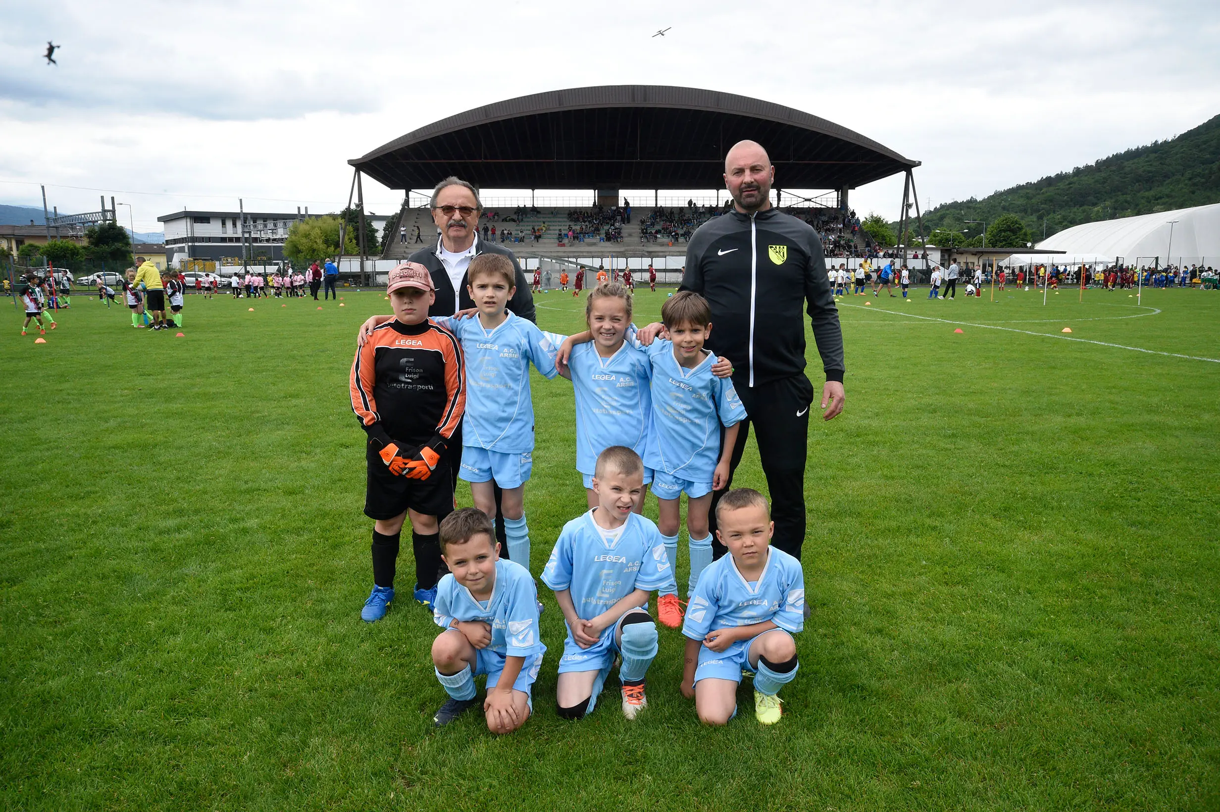 Oltre 400 bambini in campo ieri a Ponte nelle Alpi, in occasione del doppio raduno di fine stagione organizzato dalla Delegazione di Belluno della Figc in collaborazione con il Ponte Alpi allo stadio “Umberto Orzes”. Al mattino spazio ai Piccoli Amici, per il quale erano presenti 26 squadre in rappresentanza di 16 società. Nel dettaglio, schieravano tre formazioni Dolomiti Bellunesi e Comelico, mentre due formazioni a testa erano proposte da Alpago, Borgo Valbelluna, Cavarzano, LG Valbelluna, Pedavena e Plavis. Una compagine ciascuna invece per Cadore, Castion, Fiori Barp, Juventina Mugnai, Limana, Longarone Alpina, Ponte Alpi e Sois. Nel pomeriggio ecco protagonisti i Primi Calci, con un totale di 40 squadre in rappresentanza di 21 società. In particolare, tre le formazioni mandate in campo da Dolomiti Bellunesi, LG Valbelluna e Plavis, due ciascuno da Agordina, Alpago, Borgo Valbelluna, Cadore, Castion, Cavarzano, Comelico, Fiori Barp, Juventina Mugnai, Limana, Longarone Alpina, Pedavena e Ponte Alpi, una a testa per Arsiè, Cortina, Domegge, Sois e Valboite.
