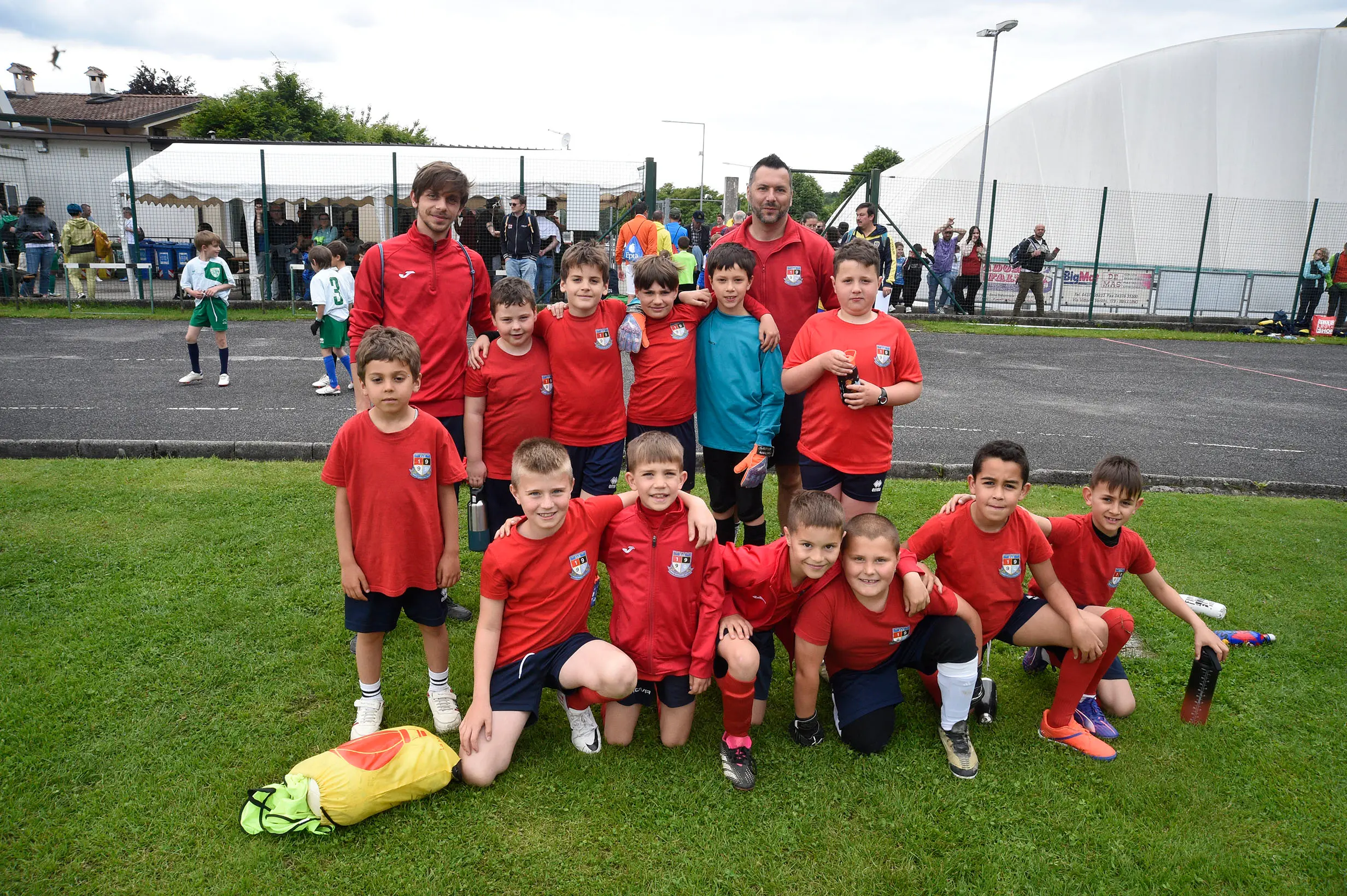Oltre 400 bambini in campo ieri a Ponte nelle Alpi, in occasione del doppio raduno di fine stagione organizzato dalla Delegazione di Belluno della Figc in collaborazione con il Ponte Alpi allo stadio “Umberto Orzes”. Al mattino spazio ai Piccoli Amici, per il quale erano presenti 26 squadre in rappresentanza di 16 società. Nel dettaglio, schieravano tre formazioni Dolomiti Bellunesi e Comelico, mentre due formazioni a testa erano proposte da Alpago, Borgo Valbelluna, Cavarzano, LG Valbelluna, Pedavena e Plavis. Una compagine ciascuna invece per Cadore, Castion, Fiori Barp, Juventina Mugnai, Limana, Longarone Alpina, Ponte Alpi e Sois. Nel pomeriggio ecco protagonisti i Primi Calci, con un totale di 40 squadre in rappresentanza di 21 società. In particolare, tre le formazioni mandate in campo da Dolomiti Bellunesi, LG Valbelluna e Plavis, due ciascuno da Agordina, Alpago, Borgo Valbelluna, Cadore, Castion, Cavarzano, Comelico, Fiori Barp, Juventina Mugnai, Limana, Longarone Alpina, Pedavena e Ponte Alpi, una a testa per Arsiè, Cortina, Domegge, Sois e Valboite.