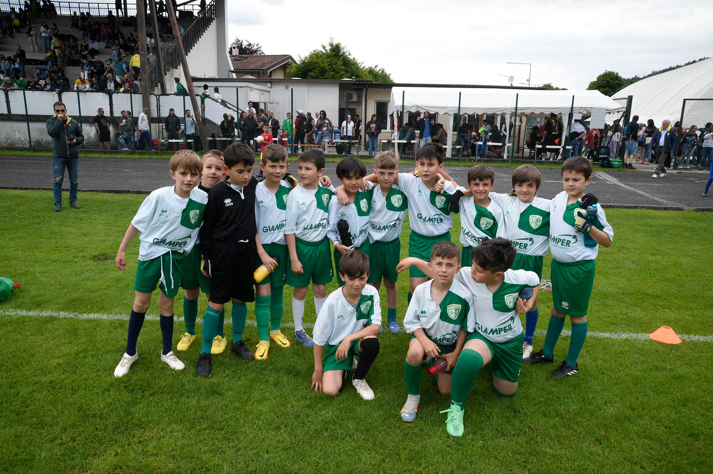 Oltre 400 bambini in campo ieri a Ponte nelle Alpi, in occasione del doppio raduno di fine stagione organizzato dalla Delegazione di Belluno della Figc in collaborazione con il Ponte Alpi allo stadio “Umberto Orzes”. Al mattino spazio ai Piccoli Amici, per il quale erano presenti 26 squadre in rappresentanza di 16 società. Nel dettaglio, schieravano tre formazioni Dolomiti Bellunesi e Comelico, mentre due formazioni a testa erano proposte da Alpago, Borgo Valbelluna, Cavarzano, LG Valbelluna, Pedavena e Plavis. Una compagine ciascuna invece per Cadore, Castion, Fiori Barp, Juventina Mugnai, Limana, Longarone Alpina, Ponte Alpi e Sois. Nel pomeriggio ecco protagonisti i Primi Calci, con un totale di 40 squadre in rappresentanza di 21 società. In particolare, tre le formazioni mandate in campo da Dolomiti Bellunesi, LG Valbelluna e Plavis, due ciascuno da Agordina, Alpago, Borgo Valbelluna, Cadore, Castion, Cavarzano, Comelico, Fiori Barp, Juventina Mugnai, Limana, Longarone Alpina, Pedavena e Ponte Alpi, una a testa per Arsiè, Cortina, Domegge, Sois e Valboite.