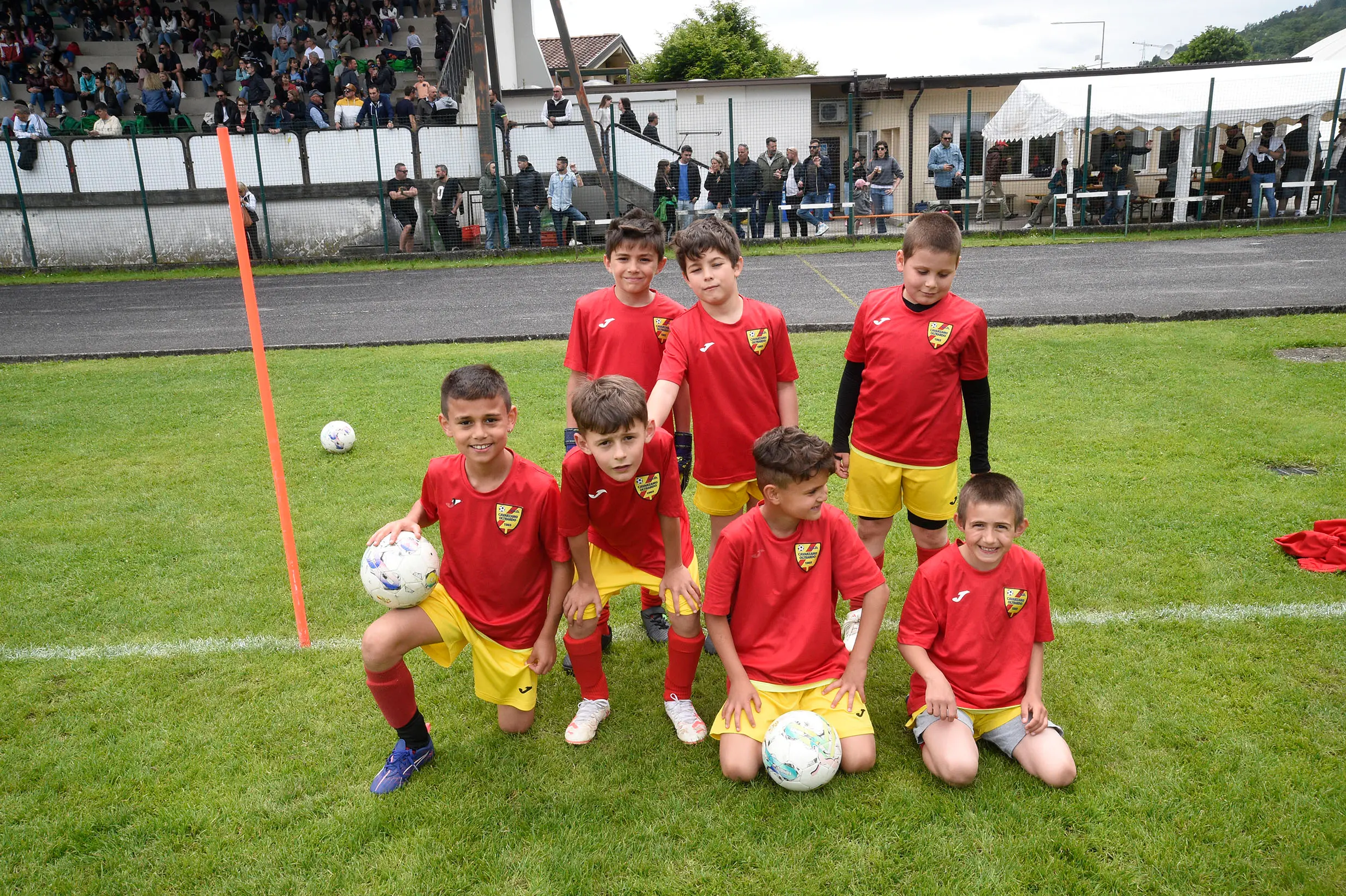 Oltre 400 bambini in campo ieri a Ponte nelle Alpi, in occasione del doppio raduno di fine stagione organizzato dalla Delegazione di Belluno della Figc in collaborazione con il Ponte Alpi allo stadio “Umberto Orzes”. Al mattino spazio ai Piccoli Amici, per il quale erano presenti 26 squadre in rappresentanza di 16 società. Nel dettaglio, schieravano tre formazioni Dolomiti Bellunesi e Comelico, mentre due formazioni a testa erano proposte da Alpago, Borgo Valbelluna, Cavarzano, LG Valbelluna, Pedavena e Plavis. Una compagine ciascuna invece per Cadore, Castion, Fiori Barp, Juventina Mugnai, Limana, Longarone Alpina, Ponte Alpi e Sois. Nel pomeriggio ecco protagonisti i Primi Calci, con un totale di 40 squadre in rappresentanza di 21 società. In particolare, tre le formazioni mandate in campo da Dolomiti Bellunesi, LG Valbelluna e Plavis, due ciascuno da Agordina, Alpago, Borgo Valbelluna, Cadore, Castion, Cavarzano, Comelico, Fiori Barp, Juventina Mugnai, Limana, Longarone Alpina, Pedavena e Ponte Alpi, una a testa per Arsiè, Cortina, Domegge, Sois e Valboite.