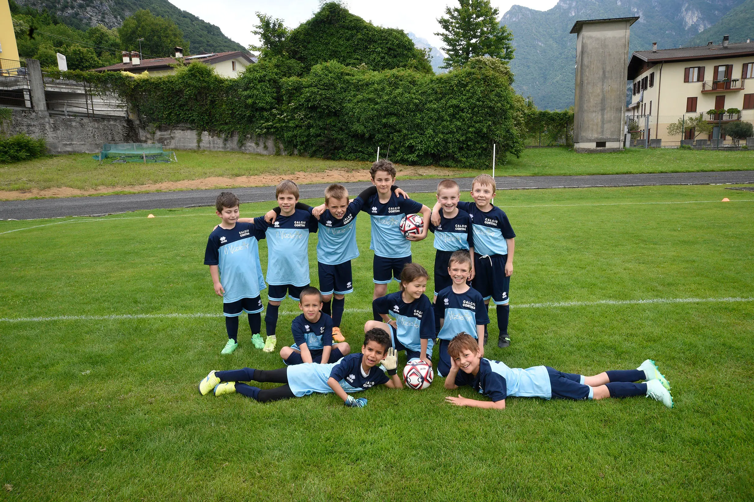 Oltre 400 bambini in campo ieri a Ponte nelle Alpi, in occasione del doppio raduno di fine stagione organizzato dalla Delegazione di Belluno della Figc in collaborazione con il Ponte Alpi allo stadio “Umberto Orzes”. Al mattino spazio ai Piccoli Amici, per il quale erano presenti 26 squadre in rappresentanza di 16 società. Nel dettaglio, schieravano tre formazioni Dolomiti Bellunesi e Comelico, mentre due formazioni a testa erano proposte da Alpago, Borgo Valbelluna, Cavarzano, LG Valbelluna, Pedavena e Plavis. Una compagine ciascuna invece per Cadore, Castion, Fiori Barp, Juventina Mugnai, Limana, Longarone Alpina, Ponte Alpi e Sois. Nel pomeriggio ecco protagonisti i Primi Calci, con un totale di 40 squadre in rappresentanza di 21 società. In particolare, tre le formazioni mandate in campo da Dolomiti Bellunesi, LG Valbelluna e Plavis, due ciascuno da Agordina, Alpago, Borgo Valbelluna, Cadore, Castion, Cavarzano, Comelico, Fiori Barp, Juventina Mugnai, Limana, Longarone Alpina, Pedavena e Ponte Alpi, una a testa per Arsiè, Cortina, Domegge, Sois e Valboite.
