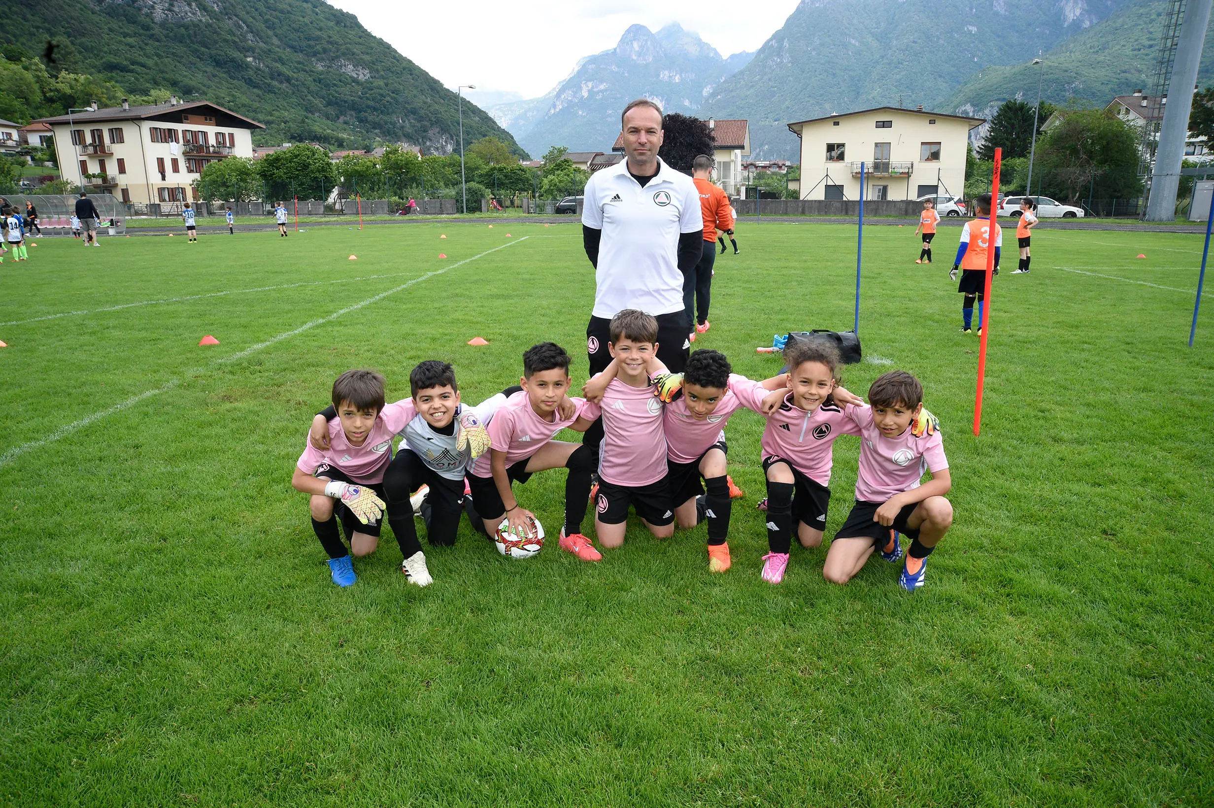 Oltre 400 bambini in campo ieri a Ponte nelle Alpi, in occasione del doppio raduno di fine stagione organizzato dalla Delegazione di Belluno della Figc in collaborazione con il Ponte Alpi allo stadio “Umberto Orzes”. Al mattino spazio ai Piccoli Amici, per il quale erano presenti 26 squadre in rappresentanza di 16 società. Nel dettaglio, schieravano tre formazioni Dolomiti Bellunesi e Comelico, mentre due formazioni a testa erano proposte da Alpago, Borgo Valbelluna, Cavarzano, LG Valbelluna, Pedavena e Plavis. Una compagine ciascuna invece per Cadore, Castion, Fiori Barp, Juventina Mugnai, Limana, Longarone Alpina, Ponte Alpi e Sois. Nel pomeriggio ecco protagonisti i Primi Calci, con un totale di 40 squadre in rappresentanza di 21 società. In particolare, tre le formazioni mandate in campo da Dolomiti Bellunesi, LG Valbelluna e Plavis, due ciascuno da Agordina, Alpago, Borgo Valbelluna, Cadore, Castion, Cavarzano, Comelico, Fiori Barp, Juventina Mugnai, Limana, Longarone Alpina, Pedavena e Ponte Alpi, una a testa per Arsiè, Cortina, Domegge, Sois e Valboite.
