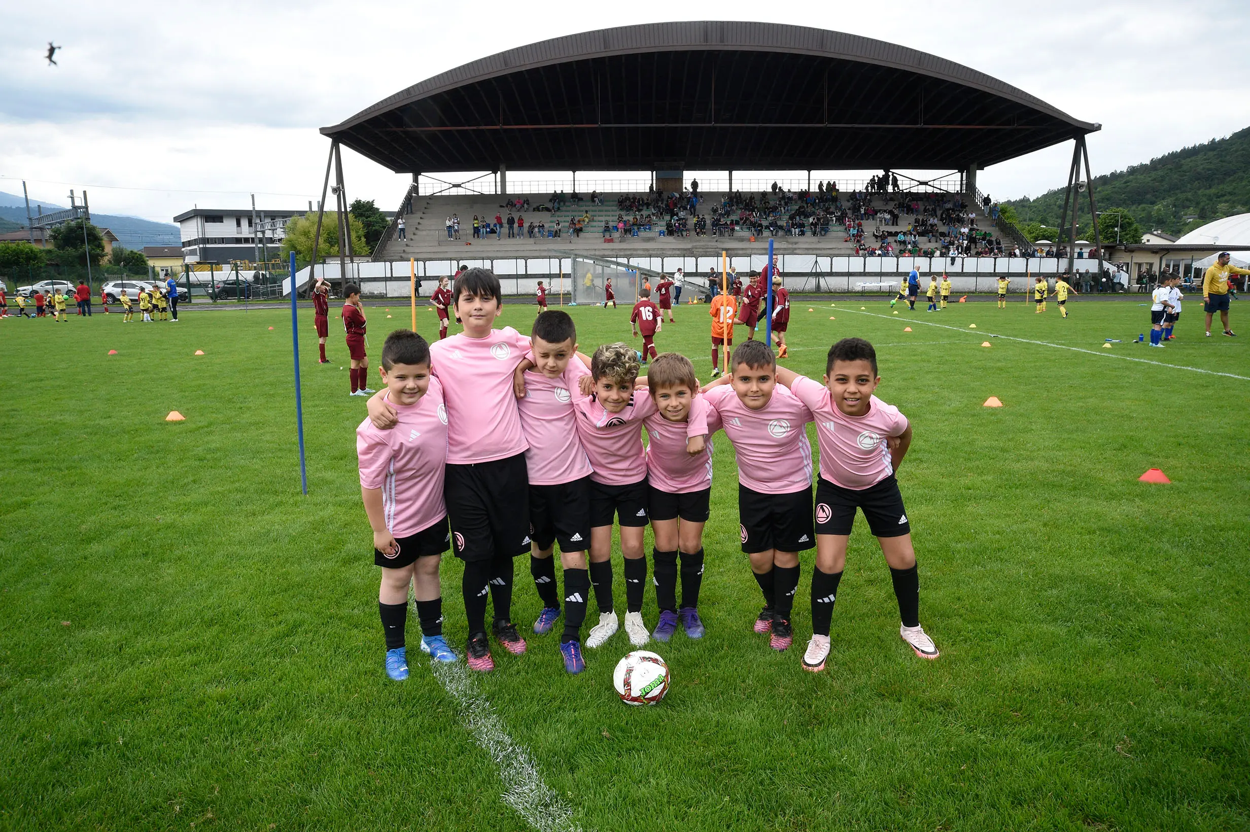 Oltre 400 bambini in campo ieri a Ponte nelle Alpi, in occasione del doppio raduno di fine stagione organizzato dalla Delegazione di Belluno della Figc in collaborazione con il Ponte Alpi allo stadio “Umberto Orzes”. Al mattino spazio ai Piccoli Amici, per il quale erano presenti 26 squadre in rappresentanza di 16 società. Nel dettaglio, schieravano tre formazioni Dolomiti Bellunesi e Comelico, mentre due formazioni a testa erano proposte da Alpago, Borgo Valbelluna, Cavarzano, LG Valbelluna, Pedavena e Plavis. Una compagine ciascuna invece per Cadore, Castion, Fiori Barp, Juventina Mugnai, Limana, Longarone Alpina, Ponte Alpi e Sois. Nel pomeriggio ecco protagonisti i Primi Calci, con un totale di 40 squadre in rappresentanza di 21 società. In particolare, tre le formazioni mandate in campo da Dolomiti Bellunesi, LG Valbelluna e Plavis, due ciascuno da Agordina, Alpago, Borgo Valbelluna, Cadore, Castion, Cavarzano, Comelico, Fiori Barp, Juventina Mugnai, Limana, Longarone Alpina, Pedavena e Ponte Alpi, una a testa per Arsiè, Cortina, Domegge, Sois e Valboite.