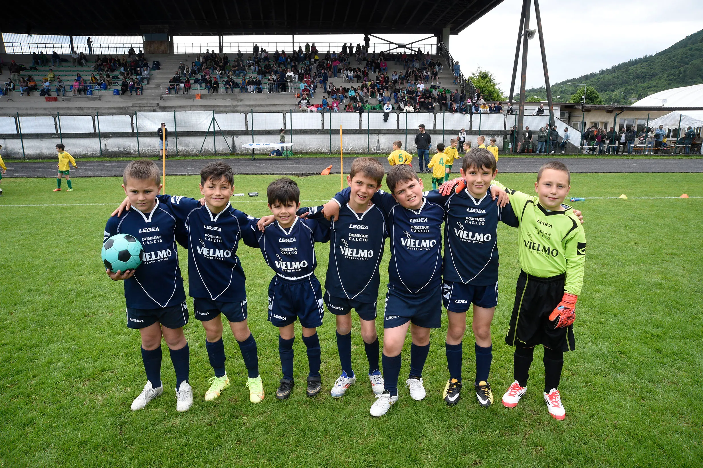 Oltre 400 bambini in campo ieri a Ponte nelle Alpi, in occasione del doppio raduno di fine stagione organizzato dalla Delegazione di Belluno della Figc in collaborazione con il Ponte Alpi allo stadio “Umberto Orzes”. Al mattino spazio ai Piccoli Amici, per il quale erano presenti 26 squadre in rappresentanza di 16 società. Nel dettaglio, schieravano tre formazioni Dolomiti Bellunesi e Comelico, mentre due formazioni a testa erano proposte da Alpago, Borgo Valbelluna, Cavarzano, LG Valbelluna, Pedavena e Plavis. Una compagine ciascuna invece per Cadore, Castion, Fiori Barp, Juventina Mugnai, Limana, Longarone Alpina, Ponte Alpi e Sois. Nel pomeriggio ecco protagonisti i Primi Calci, con un totale di 40 squadre in rappresentanza di 21 società. In particolare, tre le formazioni mandate in campo da Dolomiti Bellunesi, LG Valbelluna e Plavis, due ciascuno da Agordina, Alpago, Borgo Valbelluna, Cadore, Castion, Cavarzano, Comelico, Fiori Barp, Juventina Mugnai, Limana, Longarone Alpina, Pedavena e Ponte Alpi, una a testa per Arsiè, Cortina, Domegge, Sois e Valboite.