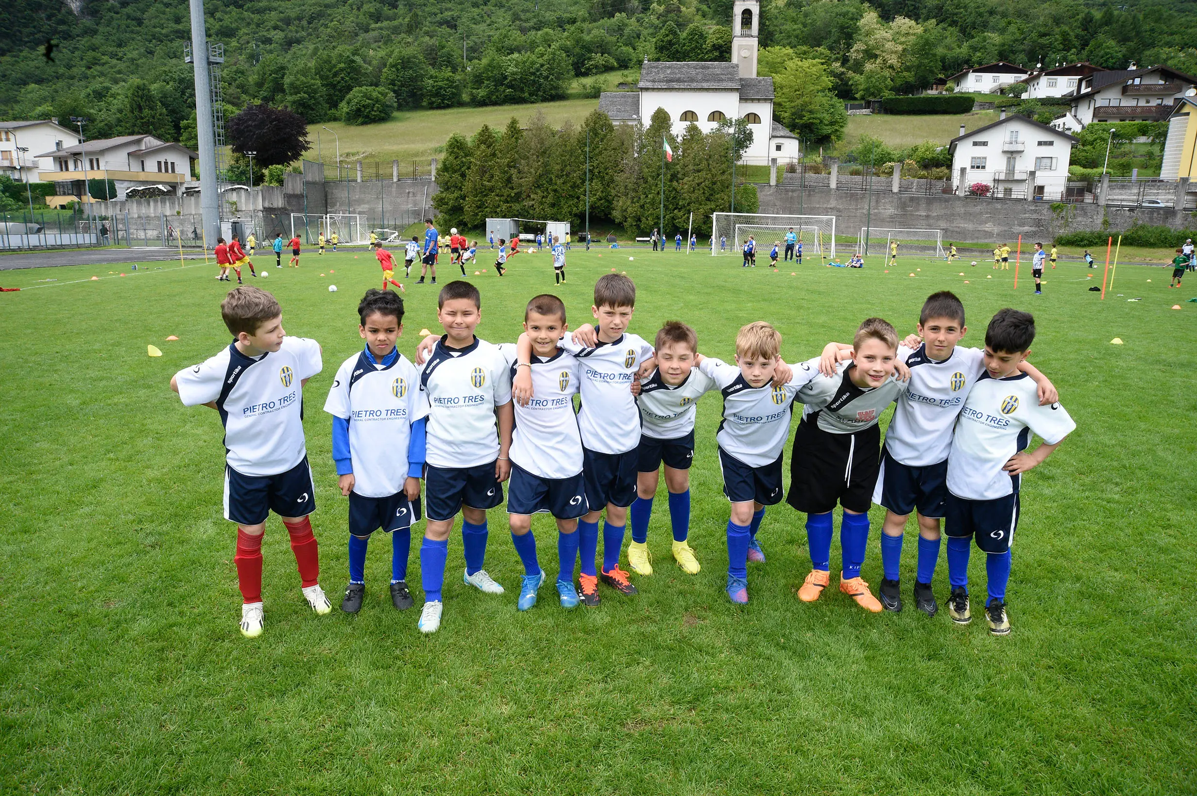 Oltre 400 bambini in campo ieri a Ponte nelle Alpi, in occasione del doppio raduno di fine stagione organizzato dalla Delegazione di Belluno della Figc in collaborazione con il Ponte Alpi allo stadio “Umberto Orzes”. Al mattino spazio ai Piccoli Amici, per il quale erano presenti 26 squadre in rappresentanza di 16 società. Nel dettaglio, schieravano tre formazioni Dolomiti Bellunesi e Comelico, mentre due formazioni a testa erano proposte da Alpago, Borgo Valbelluna, Cavarzano, LG Valbelluna, Pedavena e Plavis. Una compagine ciascuna invece per Cadore, Castion, Fiori Barp, Juventina Mugnai, Limana, Longarone Alpina, Ponte Alpi e Sois. Nel pomeriggio ecco protagonisti i Primi Calci, con un totale di 40 squadre in rappresentanza di 21 società. In particolare, tre le formazioni mandate in campo da Dolomiti Bellunesi, LG Valbelluna e Plavis, due ciascuno da Agordina, Alpago, Borgo Valbelluna, Cadore, Castion, Cavarzano, Comelico, Fiori Barp, Juventina Mugnai, Limana, Longarone Alpina, Pedavena e Ponte Alpi, una a testa per Arsiè, Cortina, Domegge, Sois e Valboite.