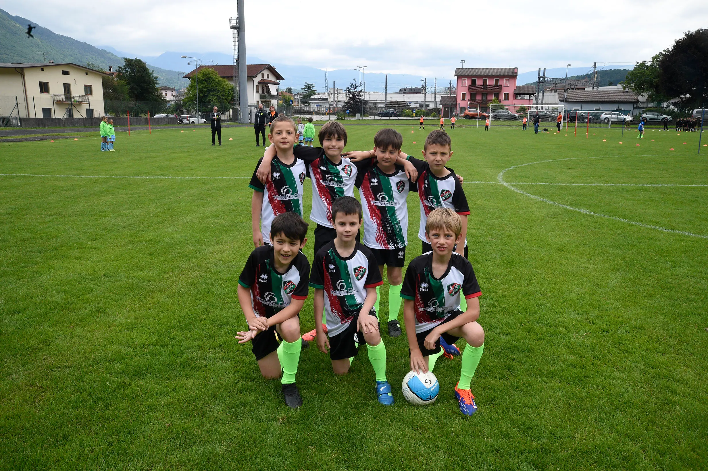 Oltre 400 bambini in campo ieri a Ponte nelle Alpi, in occasione del doppio raduno di fine stagione organizzato dalla Delegazione di Belluno della Figc in collaborazione con il Ponte Alpi allo stadio “Umberto Orzes”. Al mattino spazio ai Piccoli Amici, per il quale erano presenti 26 squadre in rappresentanza di 16 società. Nel dettaglio, schieravano tre formazioni Dolomiti Bellunesi e Comelico, mentre due formazioni a testa erano proposte da Alpago, Borgo Valbelluna, Cavarzano, LG Valbelluna, Pedavena e Plavis. Una compagine ciascuna invece per Cadore, Castion, Fiori Barp, Juventina Mugnai, Limana, Longarone Alpina, Ponte Alpi e Sois. Nel pomeriggio ecco protagonisti i Primi Calci, con un totale di 40 squadre in rappresentanza di 21 società. In particolare, tre le formazioni mandate in campo da Dolomiti Bellunesi, LG Valbelluna e Plavis, due ciascuno da Agordina, Alpago, Borgo Valbelluna, Cadore, Castion, Cavarzano, Comelico, Fiori Barp, Juventina Mugnai, Limana, Longarone Alpina, Pedavena e Ponte Alpi, una a testa per Arsiè, Cortina, Domegge, Sois e Valboite.