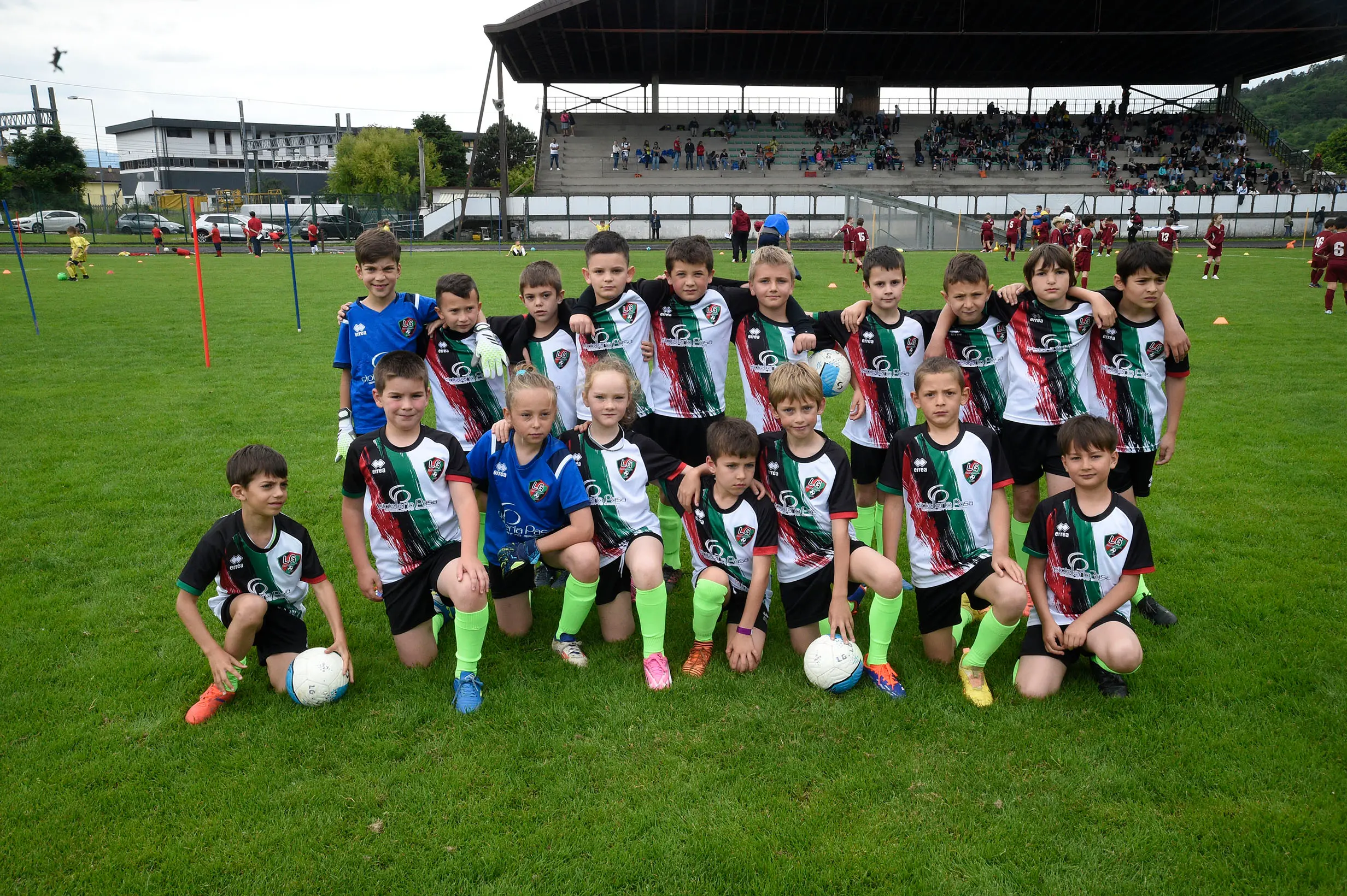 Oltre 400 bambini in campo ieri a Ponte nelle Alpi, in occasione del doppio raduno di fine stagione organizzato dalla Delegazione di Belluno della Figc in collaborazione con il Ponte Alpi allo stadio “Umberto Orzes”. Al mattino spazio ai Piccoli Amici, per il quale erano presenti 26 squadre in rappresentanza di 16 società. Nel dettaglio, schieravano tre formazioni Dolomiti Bellunesi e Comelico, mentre due formazioni a testa erano proposte da Alpago, Borgo Valbelluna, Cavarzano, LG Valbelluna, Pedavena e Plavis. Una compagine ciascuna invece per Cadore, Castion, Fiori Barp, Juventina Mugnai, Limana, Longarone Alpina, Ponte Alpi e Sois. Nel pomeriggio ecco protagonisti i Primi Calci, con un totale di 40 squadre in rappresentanza di 21 società. In particolare, tre le formazioni mandate in campo da Dolomiti Bellunesi, LG Valbelluna e Plavis, due ciascuno da Agordina, Alpago, Borgo Valbelluna, Cadore, Castion, Cavarzano, Comelico, Fiori Barp, Juventina Mugnai, Limana, Longarone Alpina, Pedavena e Ponte Alpi, una a testa per Arsiè, Cortina, Domegge, Sois e Valboite.