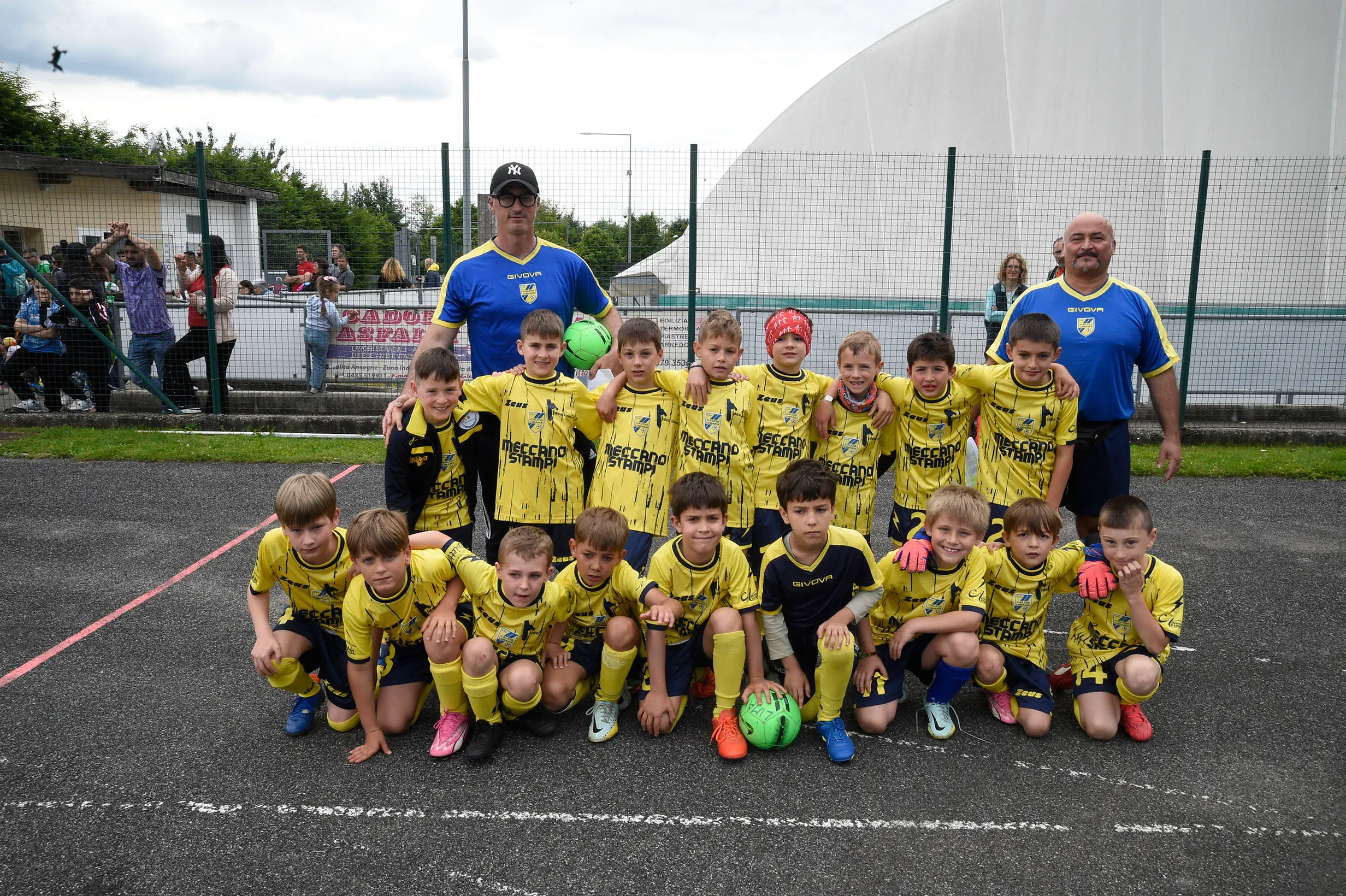 Oltre 400 bambini in campo ieri a Ponte nelle Alpi, in occasione del doppio raduno di fine stagione organizzato dalla Delegazione di Belluno della Figc in collaborazione con il Ponte Alpi allo stadio “Umberto Orzes”. Al mattino spazio ai Piccoli Amici, per il quale erano presenti 26 squadre in rappresentanza di 16 società. Nel dettaglio, schieravano tre formazioni Dolomiti Bellunesi e Comelico, mentre due formazioni a testa erano proposte da Alpago, Borgo Valbelluna, Cavarzano, LG Valbelluna, Pedavena e Plavis. Una compagine ciascuna invece per Cadore, Castion, Fiori Barp, Juventina Mugnai, Limana, Longarone Alpina, Ponte Alpi e Sois. Nel pomeriggio ecco protagonisti i Primi Calci, con un totale di 40 squadre in rappresentanza di 21 società. In particolare, tre le formazioni mandate in campo da Dolomiti Bellunesi, LG Valbelluna e Plavis, due ciascuno da Agordina, Alpago, Borgo Valbelluna, Cadore, Castion, Cavarzano, Comelico, Fiori Barp, Juventina Mugnai, Limana, Longarone Alpina, Pedavena e Ponte Alpi, una a testa per Arsiè, Cortina, Domegge, Sois e Valboite.