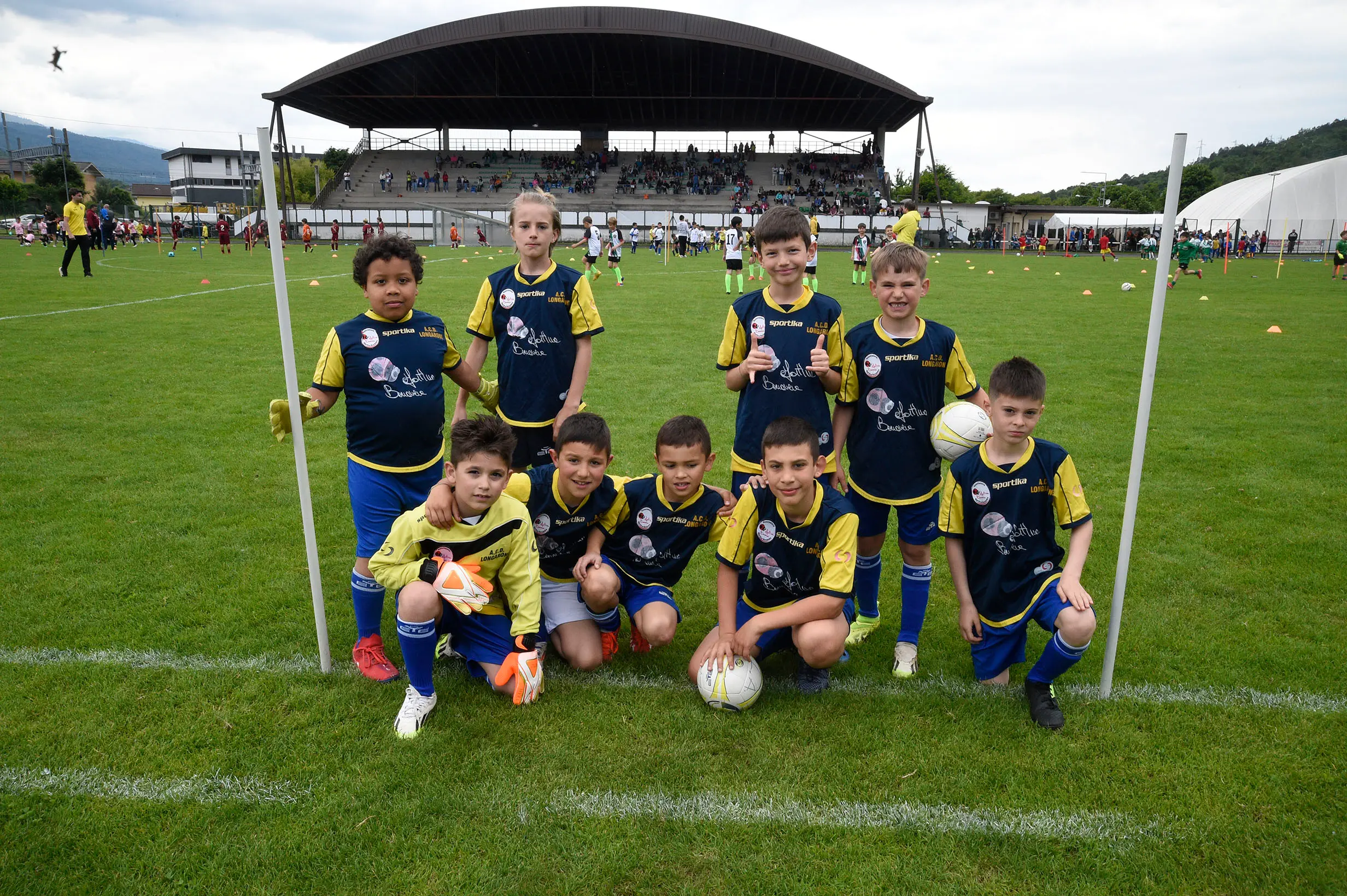 Oltre 400 bambini in campo ieri a Ponte nelle Alpi, in occasione del doppio raduno di fine stagione organizzato dalla Delegazione di Belluno della Figc in collaborazione con il Ponte Alpi allo stadio “Umberto Orzes”. Al mattino spazio ai Piccoli Amici, per il quale erano presenti 26 squadre in rappresentanza di 16 società. Nel dettaglio, schieravano tre formazioni Dolomiti Bellunesi e Comelico, mentre due formazioni a testa erano proposte da Alpago, Borgo Valbelluna, Cavarzano, LG Valbelluna, Pedavena e Plavis. Una compagine ciascuna invece per Cadore, Castion, Fiori Barp, Juventina Mugnai, Limana, Longarone Alpina, Ponte Alpi e Sois. Nel pomeriggio ecco protagonisti i Primi Calci, con un totale di 40 squadre in rappresentanza di 21 società. In particolare, tre le formazioni mandate in campo da Dolomiti Bellunesi, LG Valbelluna e Plavis, due ciascuno da Agordina, Alpago, Borgo Valbelluna, Cadore, Castion, Cavarzano, Comelico, Fiori Barp, Juventina Mugnai, Limana, Longarone Alpina, Pedavena e Ponte Alpi, una a testa per Arsiè, Cortina, Domegge, Sois e Valboite.