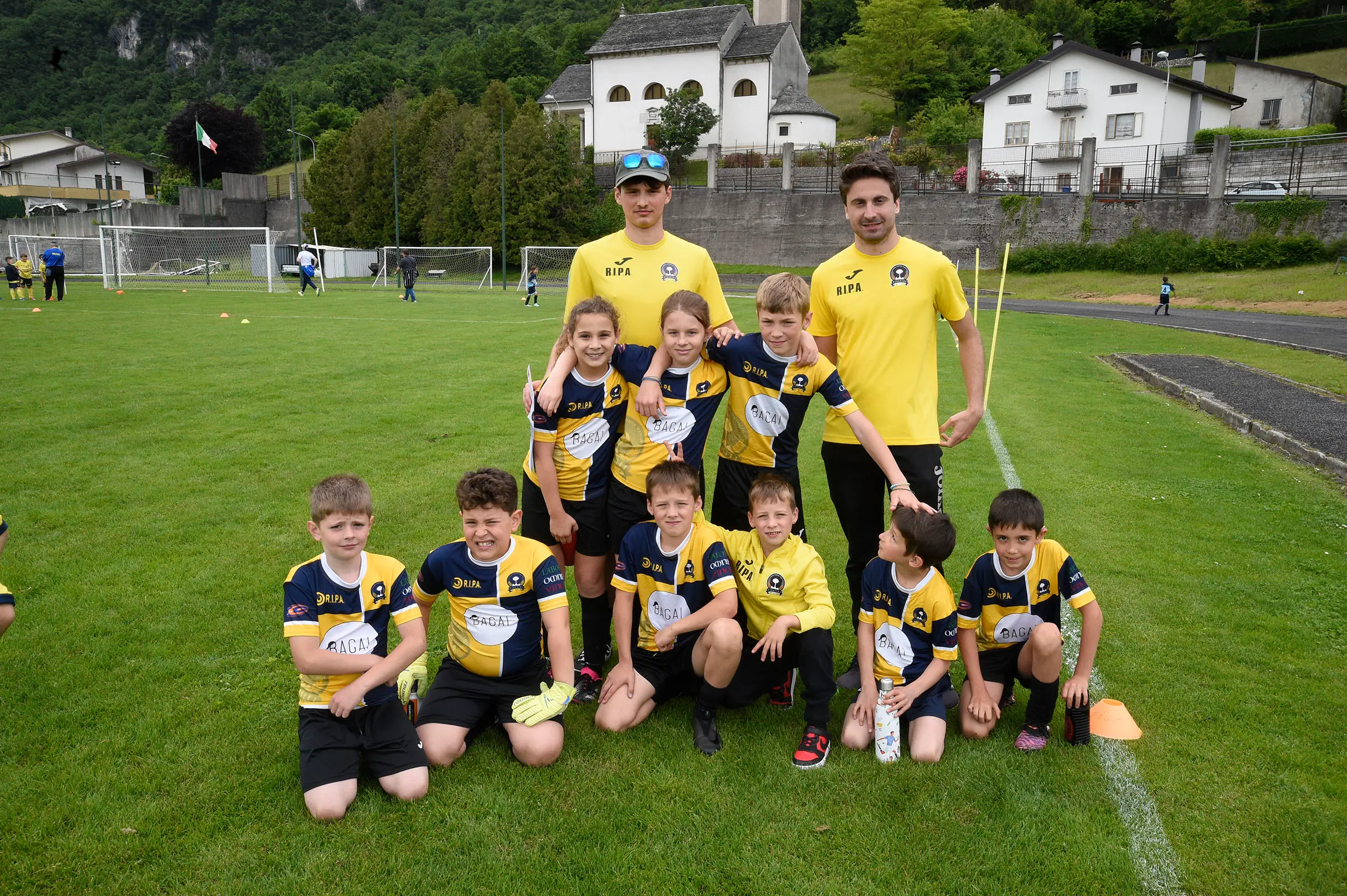 Oltre 400 bambini in campo ieri a Ponte nelle Alpi, in occasione del doppio raduno di fine stagione organizzato dalla Delegazione di Belluno della Figc in collaborazione con il Ponte Alpi allo stadio “Umberto Orzes”. Al mattino spazio ai Piccoli Amici, per il quale erano presenti 26 squadre in rappresentanza di 16 società. Nel dettaglio, schieravano tre formazioni Dolomiti Bellunesi e Comelico, mentre due formazioni a testa erano proposte da Alpago, Borgo Valbelluna, Cavarzano, LG Valbelluna, Pedavena e Plavis. Una compagine ciascuna invece per Cadore, Castion, Fiori Barp, Juventina Mugnai, Limana, Longarone Alpina, Ponte Alpi e Sois. Nel pomeriggio ecco protagonisti i Primi Calci, con un totale di 40 squadre in rappresentanza di 21 società. In particolare, tre le formazioni mandate in campo da Dolomiti Bellunesi, LG Valbelluna e Plavis, due ciascuno da Agordina, Alpago, Borgo Valbelluna, Cadore, Castion, Cavarzano, Comelico, Fiori Barp, Juventina Mugnai, Limana, Longarone Alpina, Pedavena e Ponte Alpi, una a testa per Arsiè, Cortina, Domegge, Sois e Valboite.