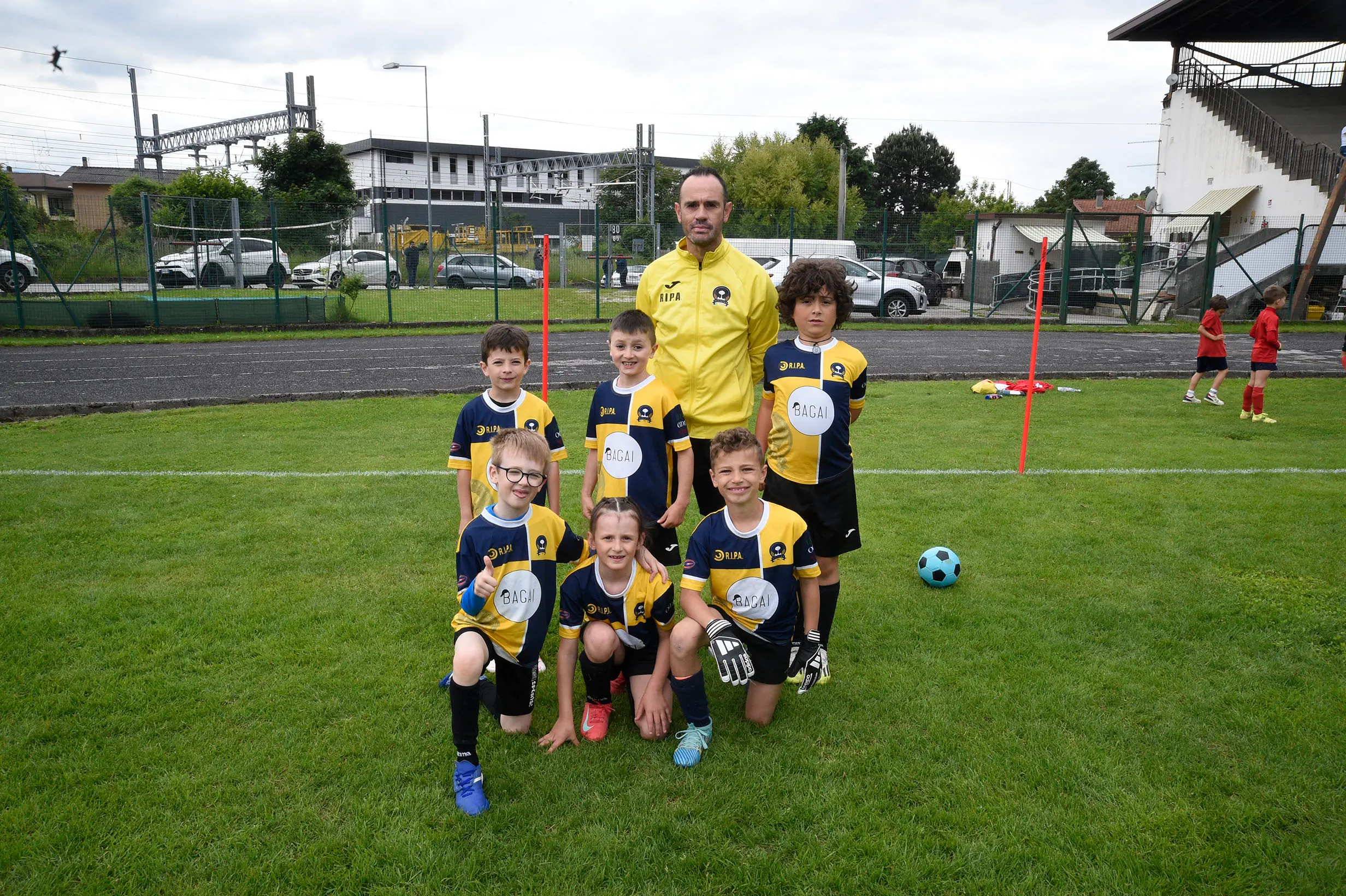 Oltre 400 bambini in campo ieri a Ponte nelle Alpi, in occasione del doppio raduno di fine stagione organizzato dalla Delegazione di Belluno della Figc in collaborazione con il Ponte Alpi allo stadio “Umberto Orzes”. Al mattino spazio ai Piccoli Amici, per il quale erano presenti 26 squadre in rappresentanza di 16 società. Nel dettaglio, schieravano tre formazioni Dolomiti Bellunesi e Comelico, mentre due formazioni a testa erano proposte da Alpago, Borgo Valbelluna, Cavarzano, LG Valbelluna, Pedavena e Plavis. Una compagine ciascuna invece per Cadore, Castion, Fiori Barp, Juventina Mugnai, Limana, Longarone Alpina, Ponte Alpi e Sois. Nel pomeriggio ecco protagonisti i Primi Calci, con un totale di 40 squadre in rappresentanza di 21 società. In particolare, tre le formazioni mandate in campo da Dolomiti Bellunesi, LG Valbelluna e Plavis, due ciascuno da Agordina, Alpago, Borgo Valbelluna, Cadore, Castion, Cavarzano, Comelico, Fiori Barp, Juventina Mugnai, Limana, Longarone Alpina, Pedavena e Ponte Alpi, una a testa per Arsiè, Cortina, Domegge, Sois e Valboite.